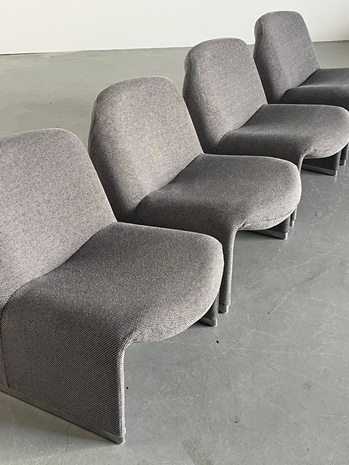 1 Of 4 Vintage Gray ‘Alky’ Chairs By Giancarlo Piretti For Anonima Castelli, 70s photo vinterior