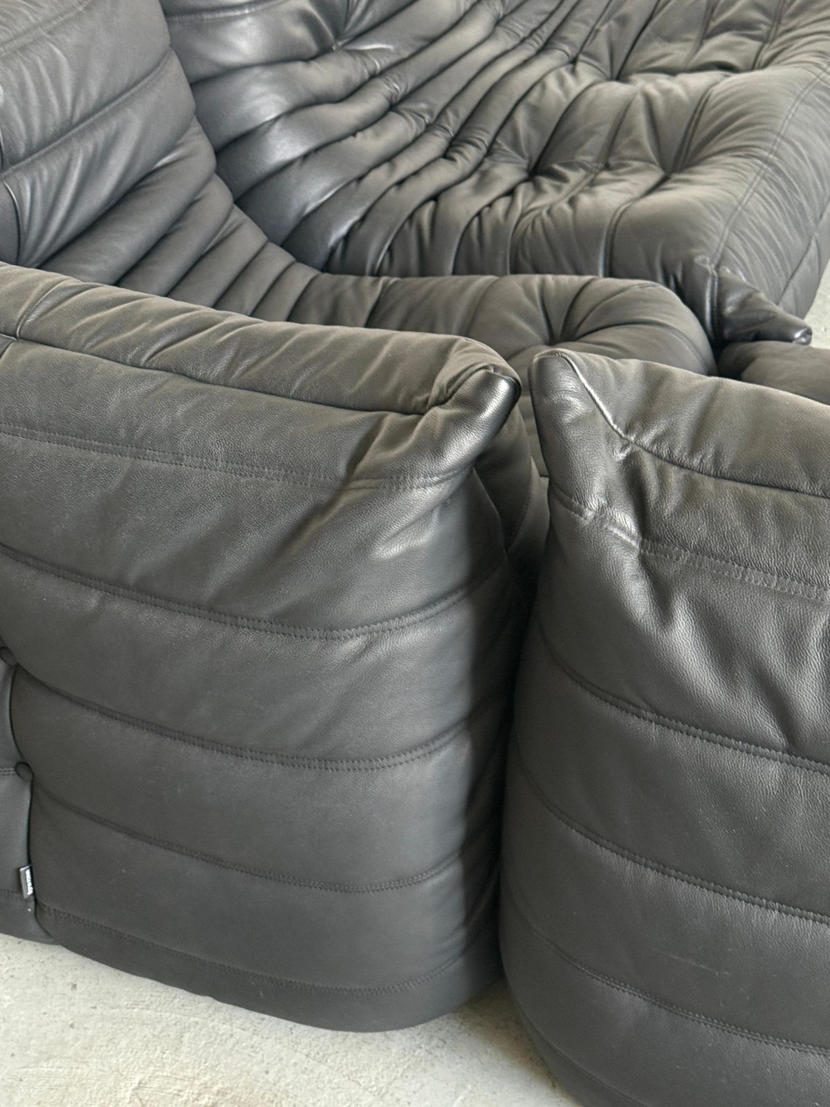 photo furniture Original Vintage Togo Modular Sofa In Black Leather, Michel Ducaroy, Ligne Roset