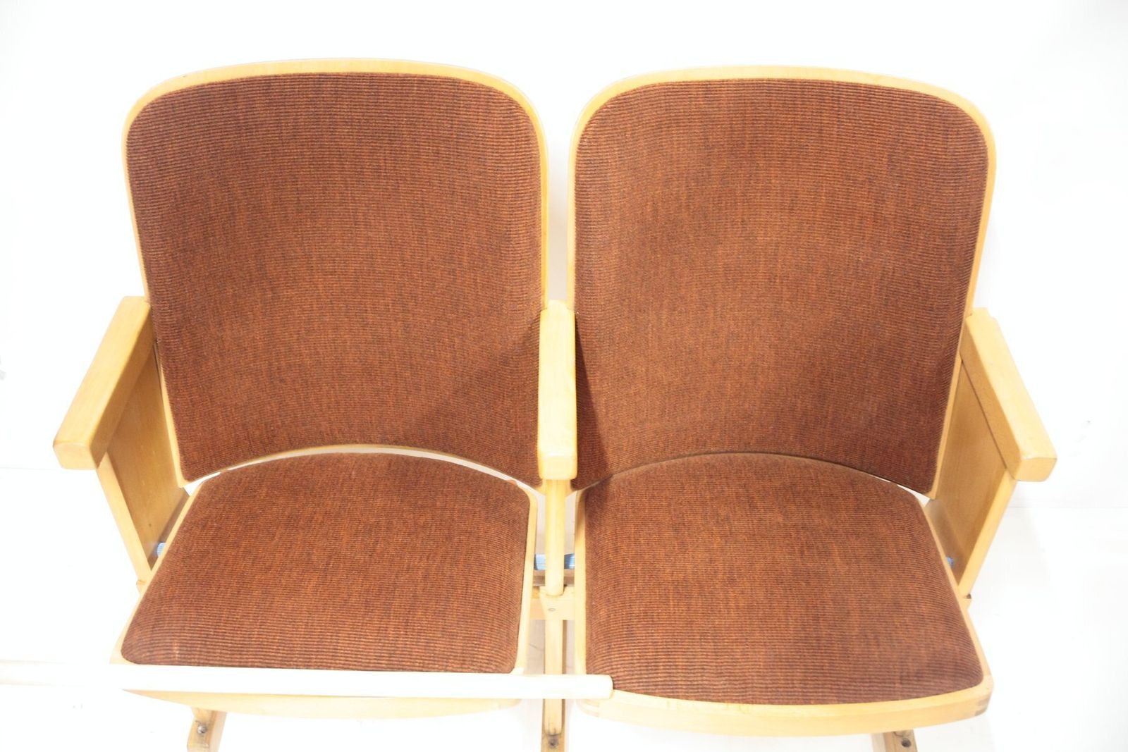 Mid Century Bioscoopbank Van Ton, Jaren 1970 photo furniture
