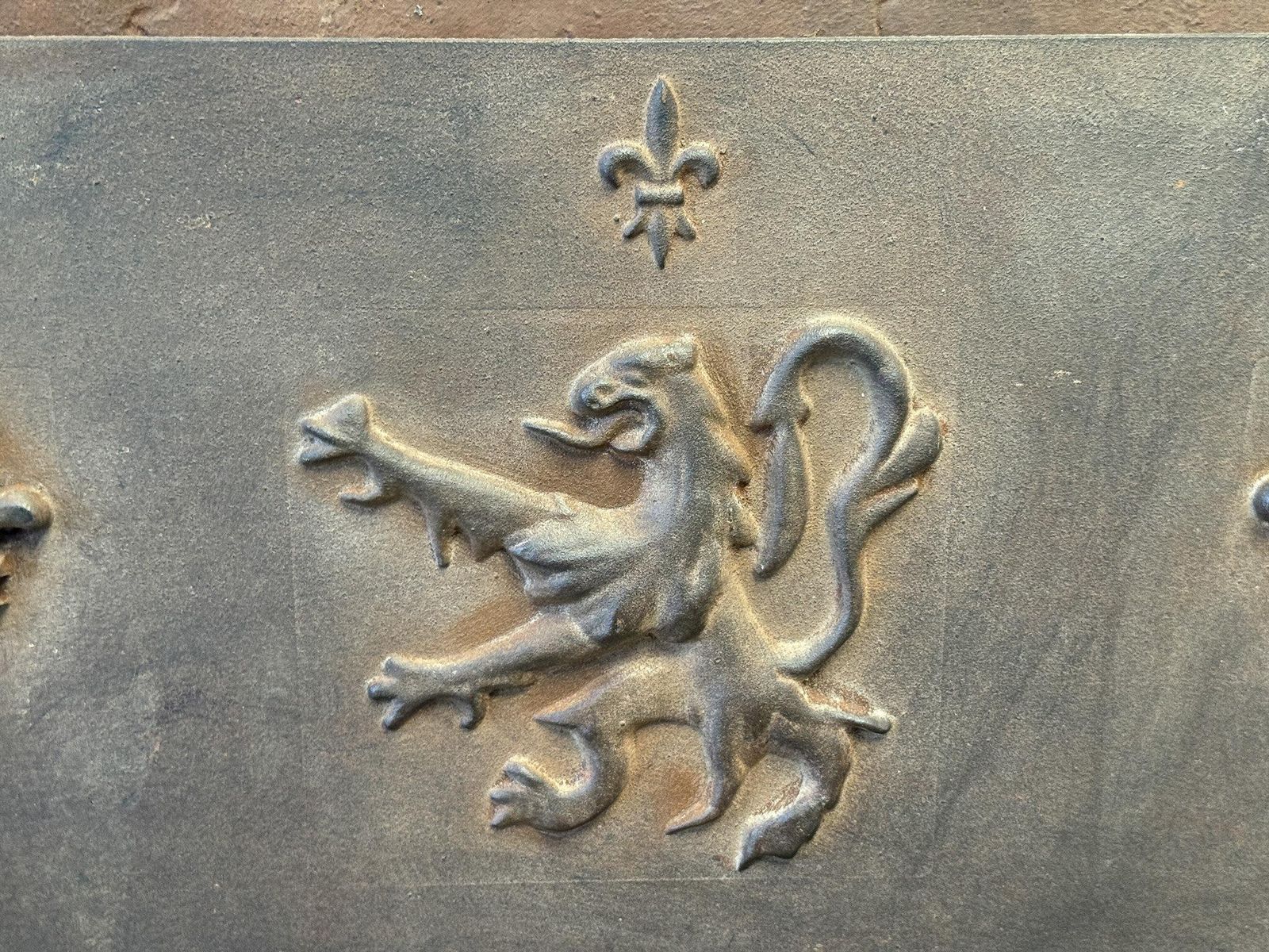 French Louis XV Style 'Coat Of Arms' Fireback / Backsplash, 20th Century photo vinterior