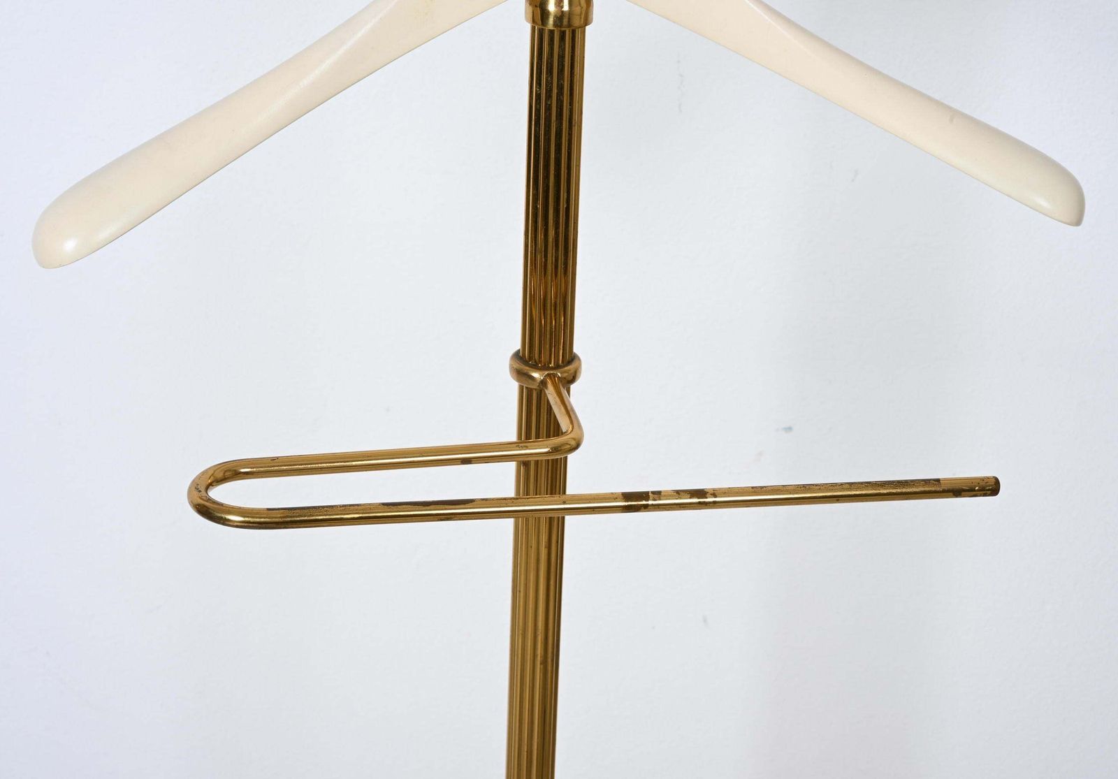 Italian Midcentury Brass Personal Valet With Lacquered Wood Shoulder photo vinterior