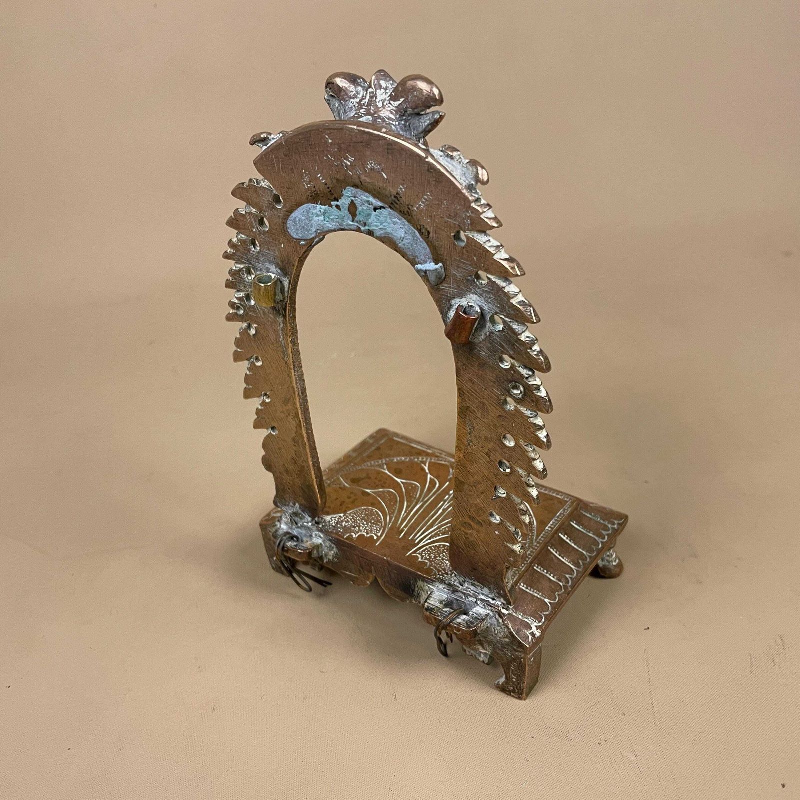 photo furniture Antique Brass Chowki With Prabhavali Temple Deity Stand Puja Mandir Decor Gold Indian India Show Piece Decorative Metal Ornament Handmade