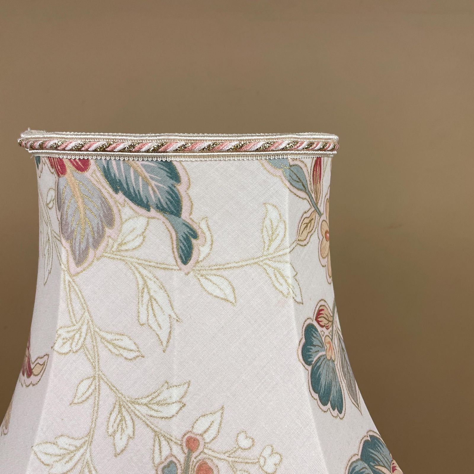 Antique Gold Brass Lamp Light Bedside Table Oriental Floral Shade Cream Muted Tones Lampshade Lampshade Ornate Vintage Medium Metal Tassels photo vinterior