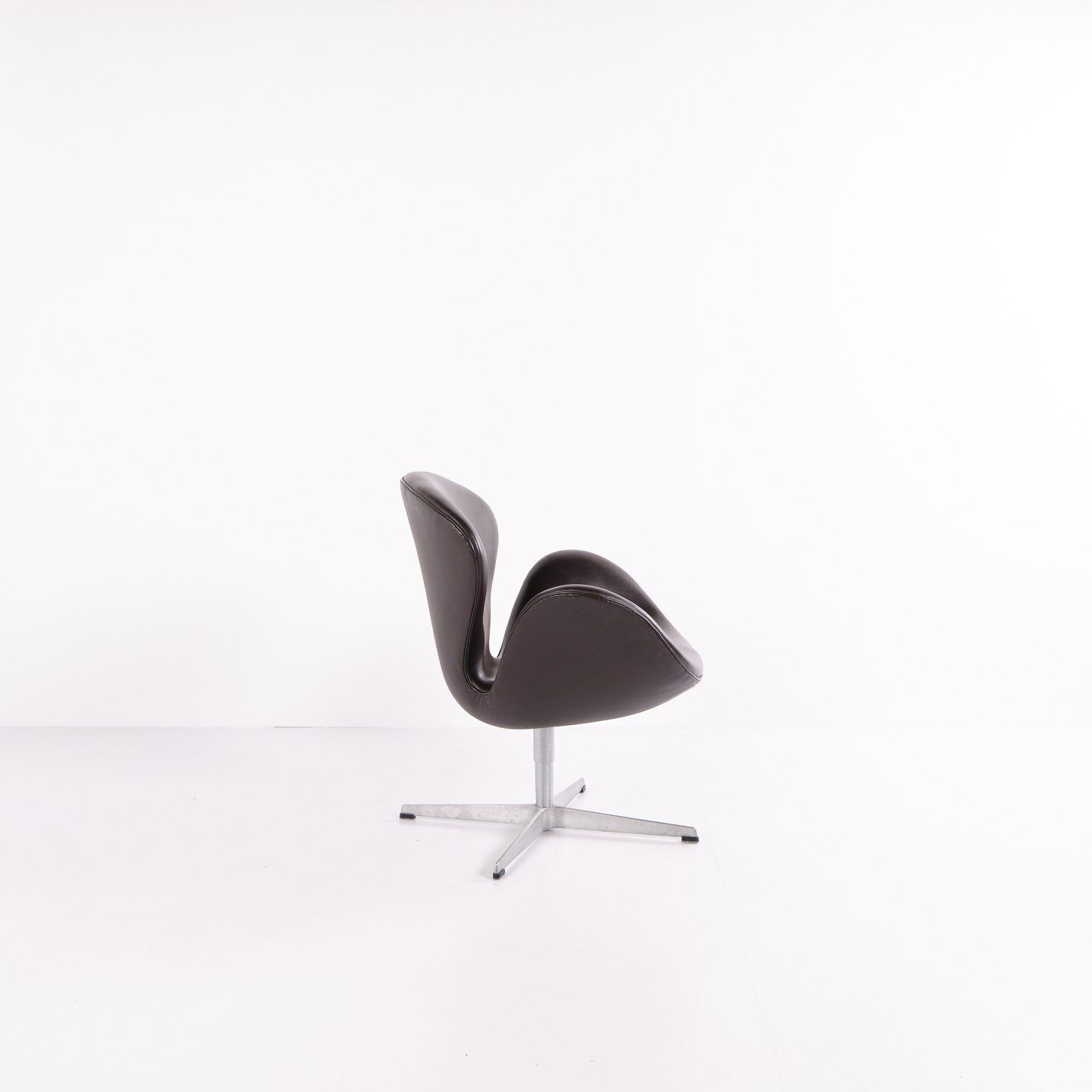Armchair   The Swan   Model 3320   Brown Leather   Arne Jacobsen   Fritz Hansen   2007 photo Furniture