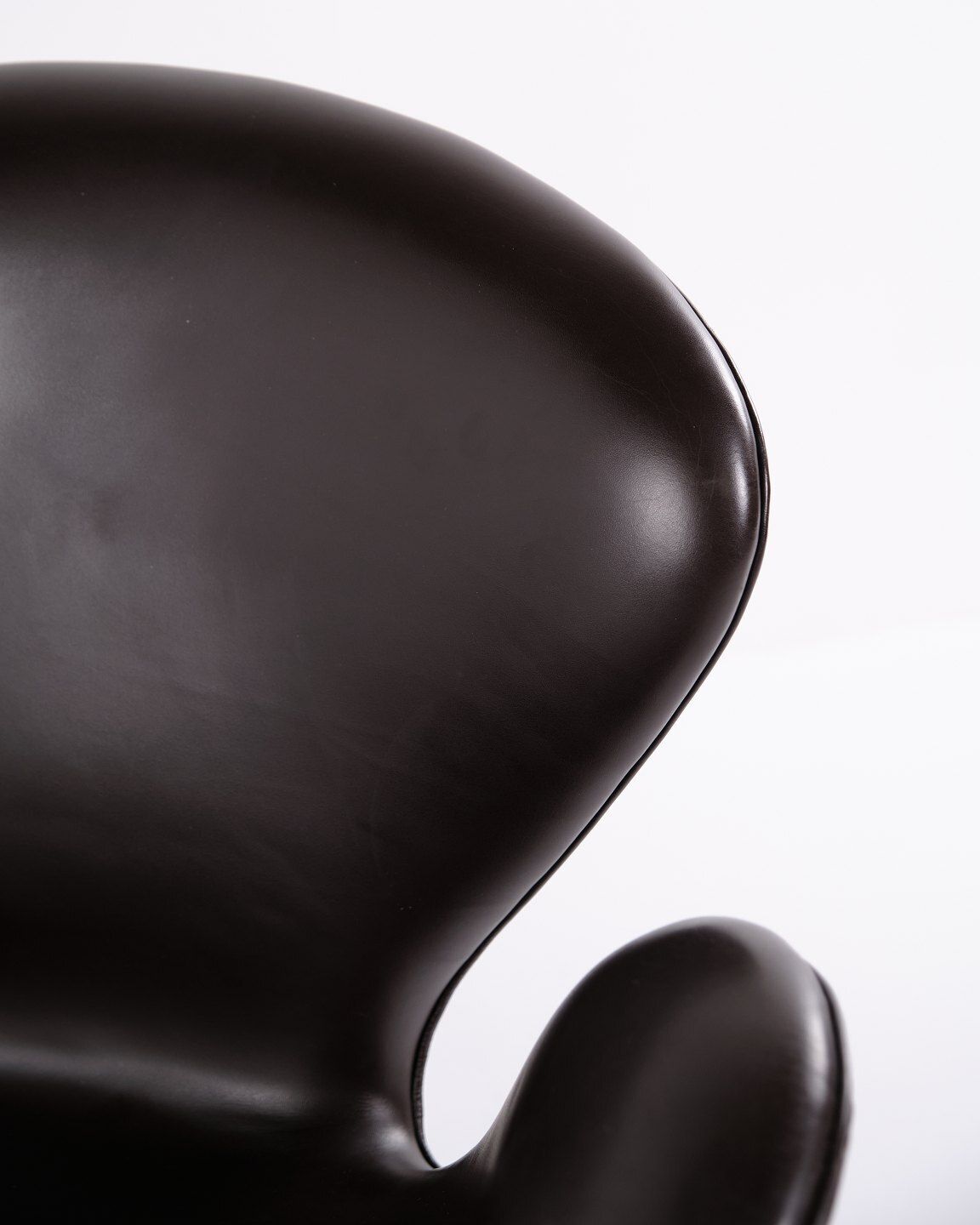 Armchair   The Swan   Model 3320   Brown Leather   Arne Jacobsen   Fritz Hansen   2007 photo vintage
