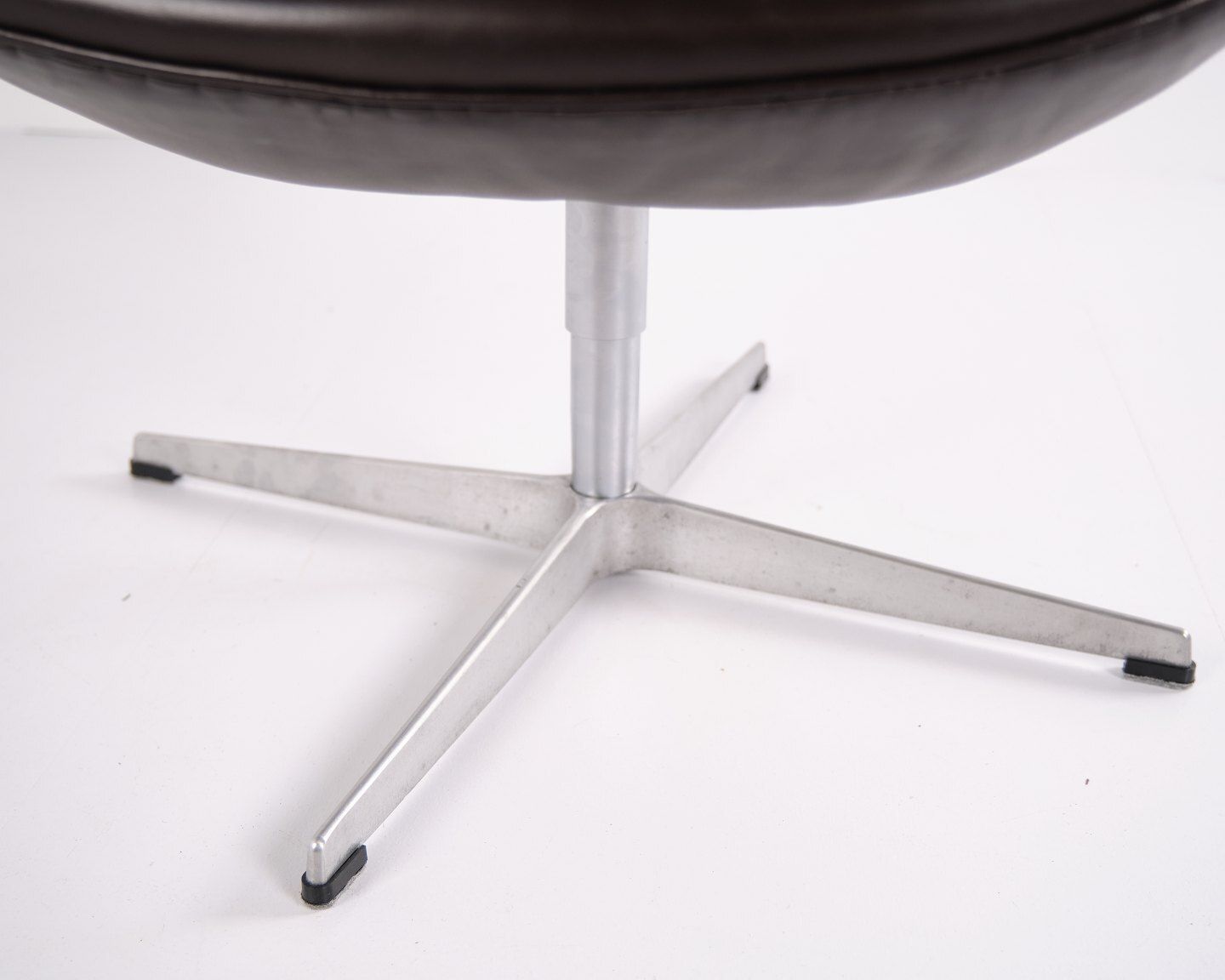 photo furniture Armchair   The Swan   Model 3320   Brown Leather   Arne Jacobsen   Fritz Hansen   2007