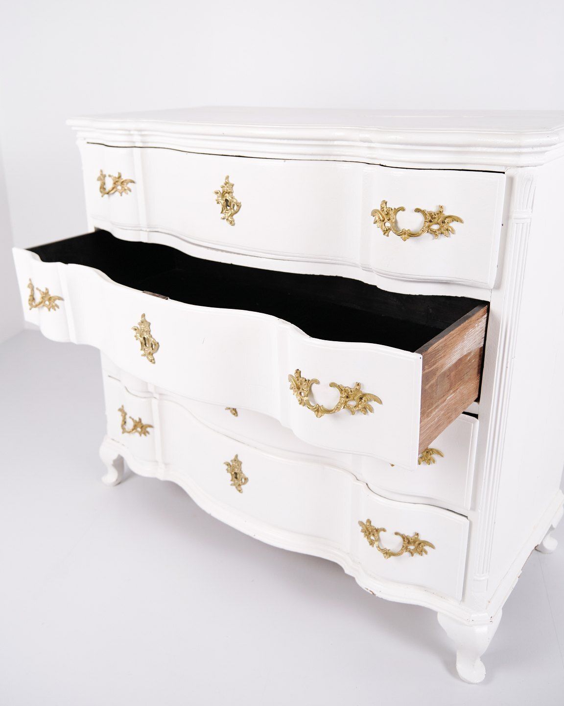 photo furniture Antique Baroque Chest Of Drawers/Drawer Chest With 4 Drawers   Baroque   White Painted & Brass Handles   1760s