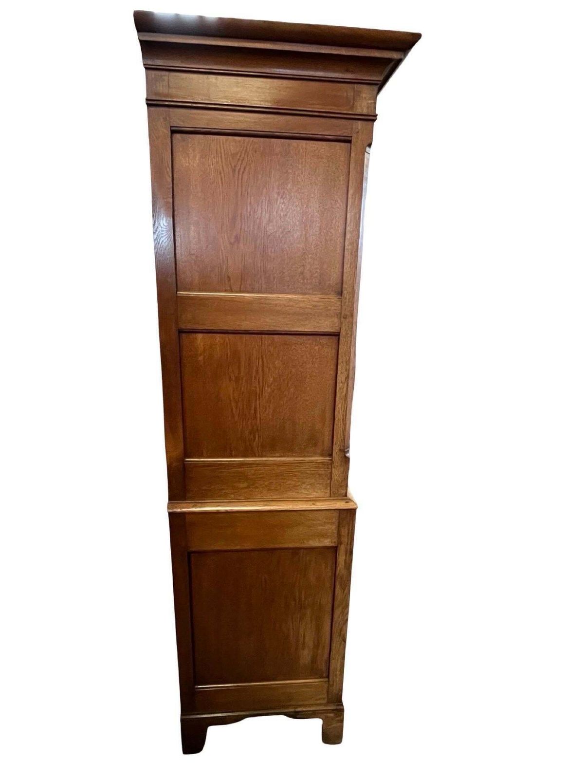 19th Century English Oak Georgian Linen Press / photo Furniture