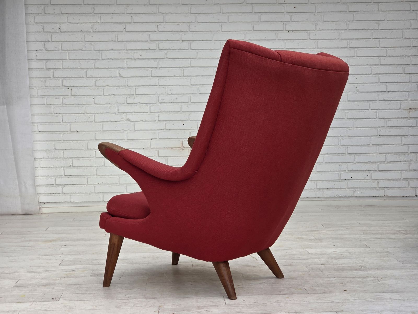 photo vintage Ca. Jaren 1970, Deens Design Van Bent Møller Jepsen, "Teddy" Fauteuil, Meubelwol, Teakhout.
