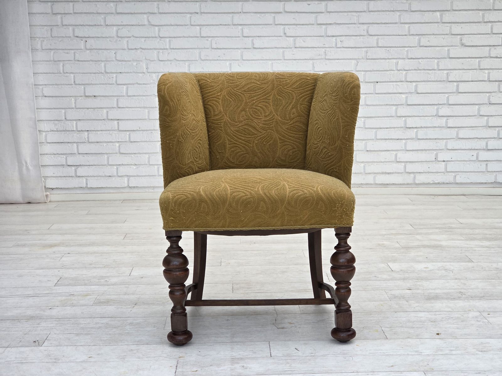 photo vinterior 1950s, Danish Lounge Chair, Green Furniture Velour/Wool, Dark Oak Wood.