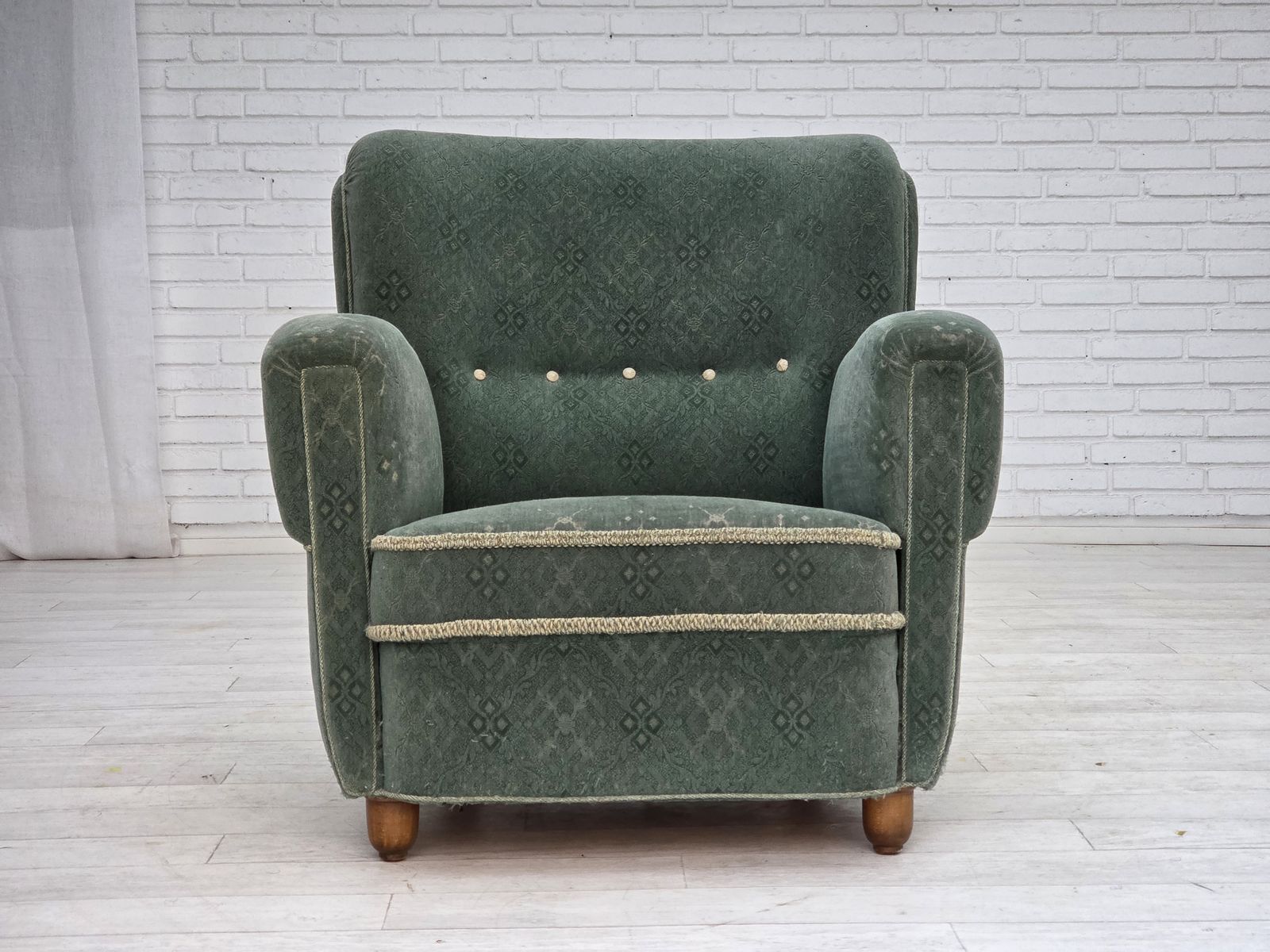Meubels Jaren 1960, Deense Fauteuil, Lichtgroene Meubelwol, Eikenhouten Poten. photo