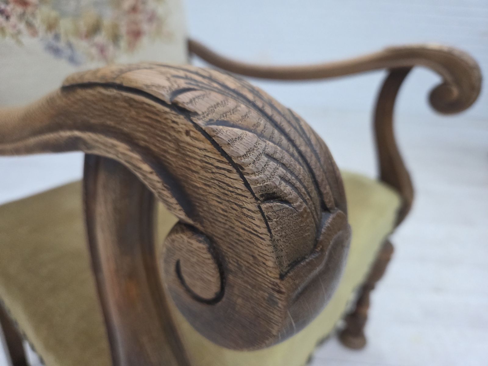 Ca. Jaren 1950, Deense Fauteuil Met Hoge Rugleuning, Handgeweven Wol, Velours, Gesneden Eikenhout. photo vinterior