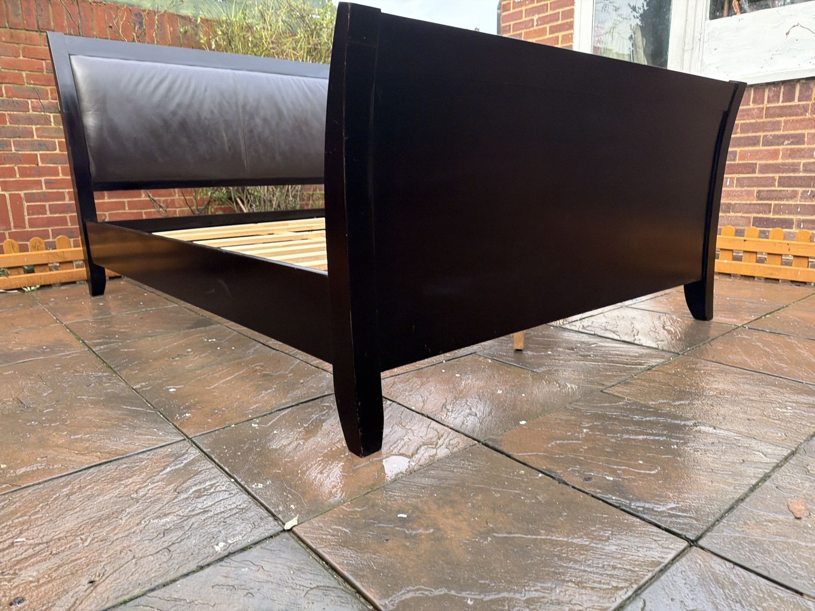 photo vintage Stunning Deep Merlot Contemporary Sleigh King Bed Frame With Leatherette Head Board – Very Good Condition