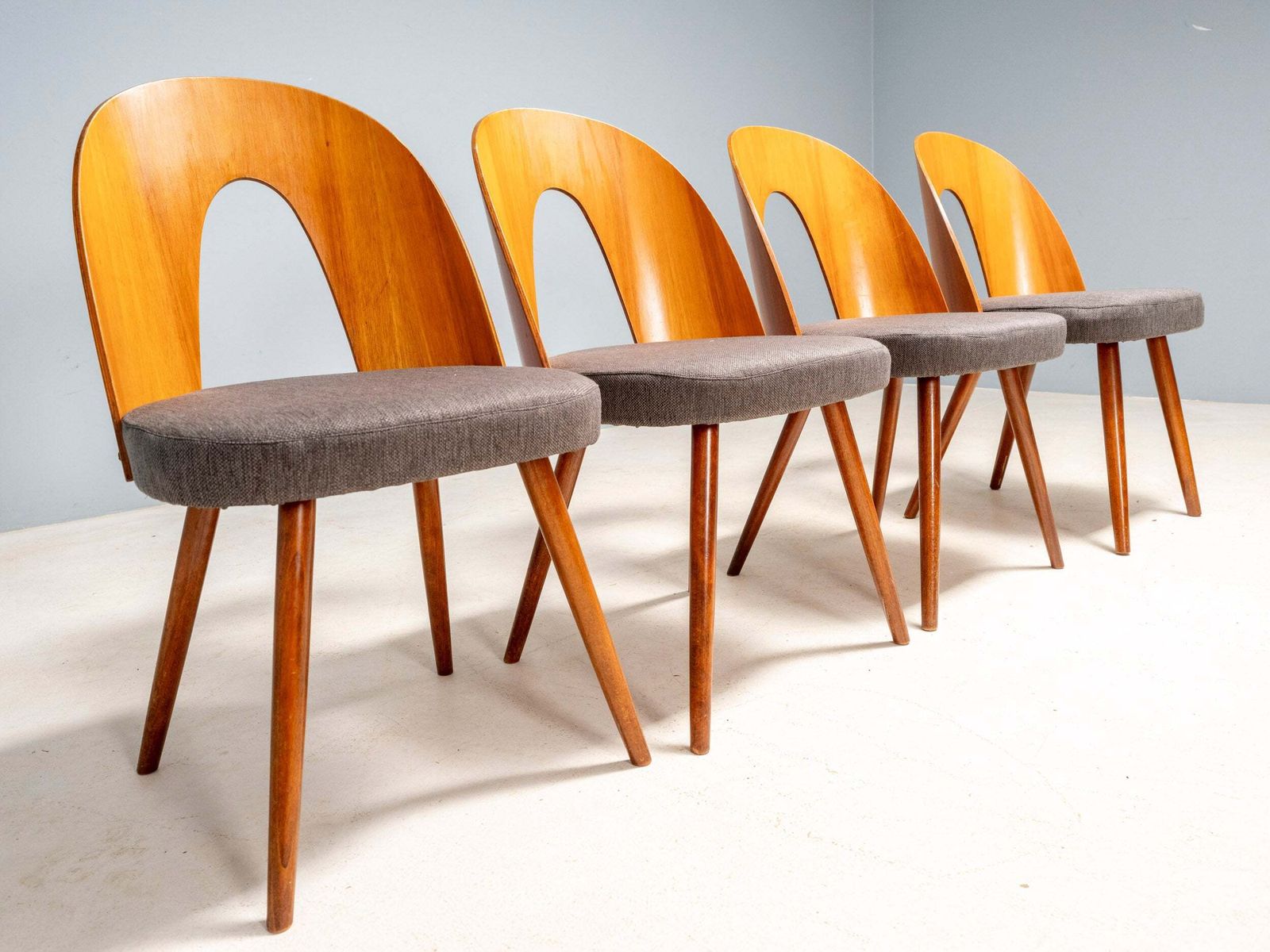 Antonín šuman Eetkamerstoelen, Tatra Nábytok, Tsjecho Slowakije Jaren 1960 photo buy