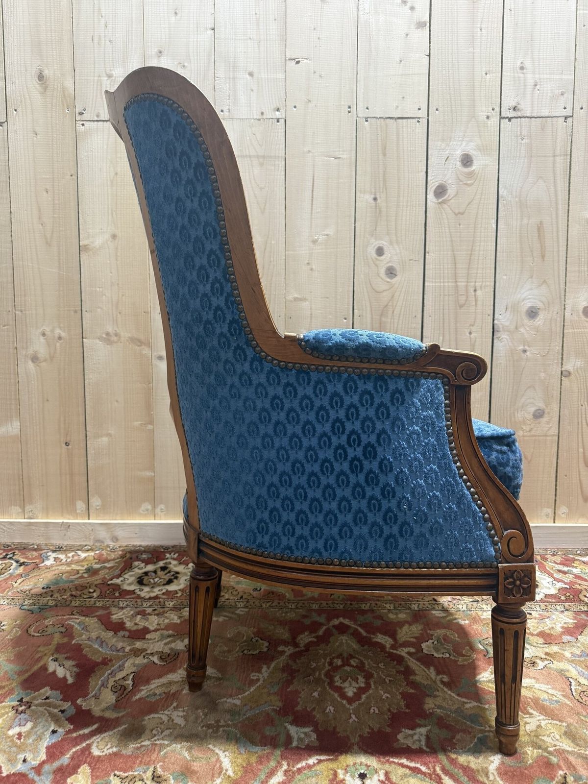Bergère à Oreilles De Style Louis XVI Velours Bleu photo vintage