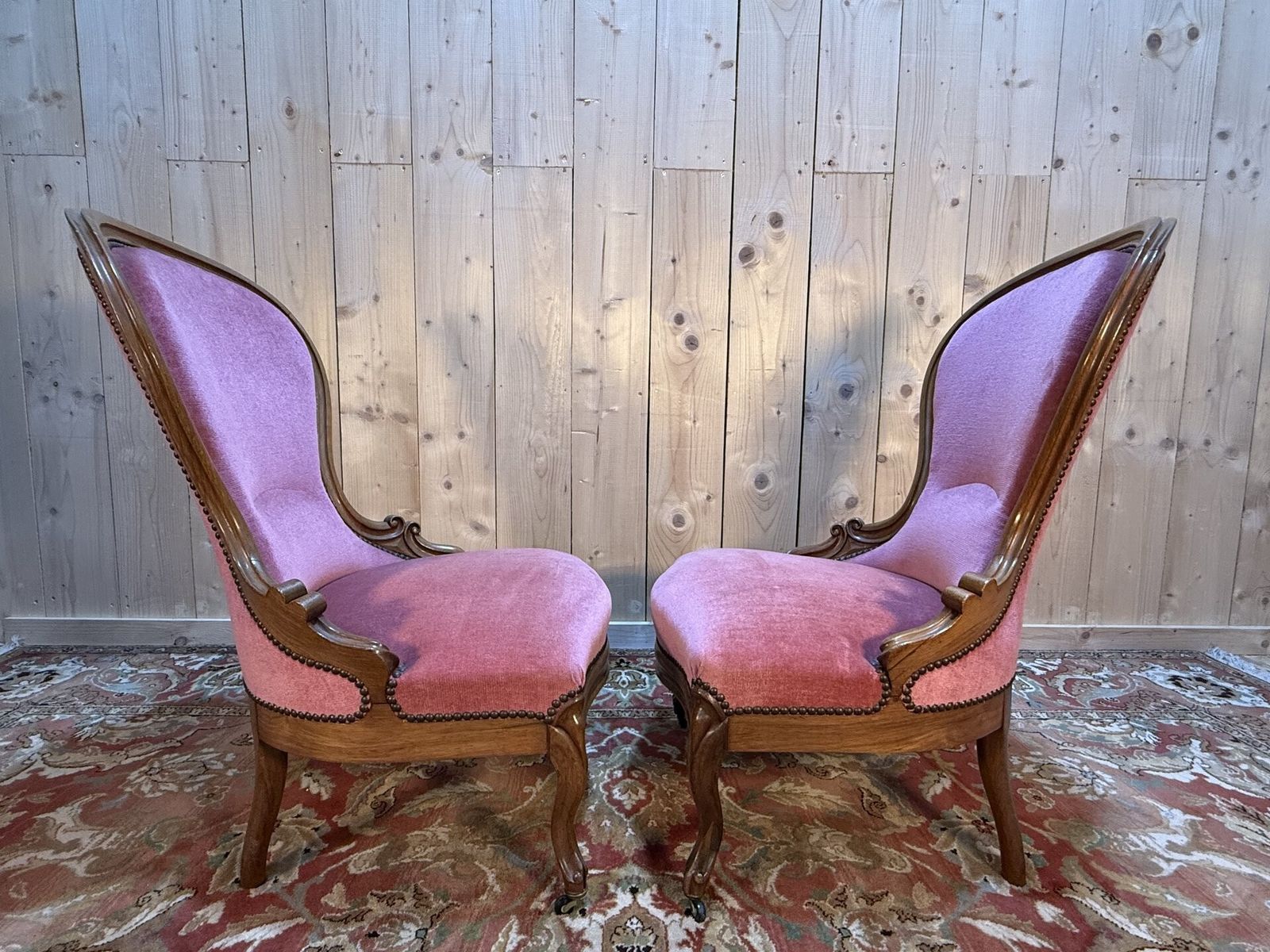 Paire De Chauffeuses Louis Philippe En Noyer Et Velours Rose photo 680.0