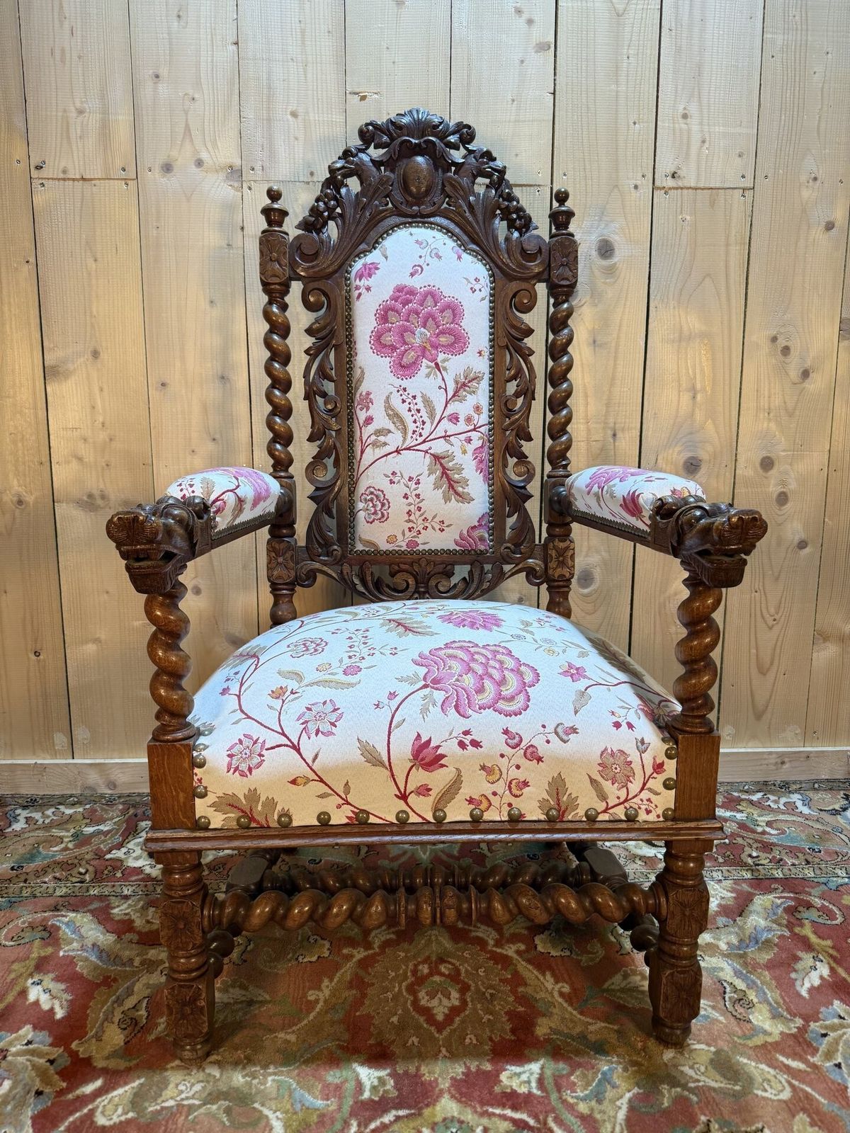 Fauteuil En Noyer Sculpté De Style Haute époque
