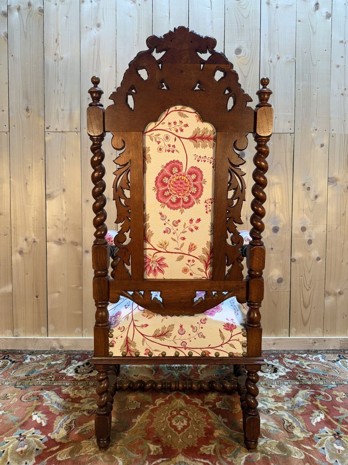 Fauteuil En Noyer Sculpté De Style Haute époque photo buy