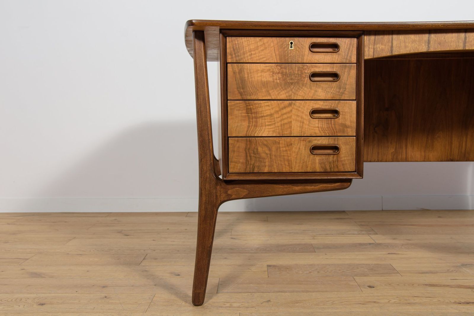 photo vintage Mid Century Modern Danish Walnut Desk By Svend åge Madsen For H.P. Hansen, 1960s