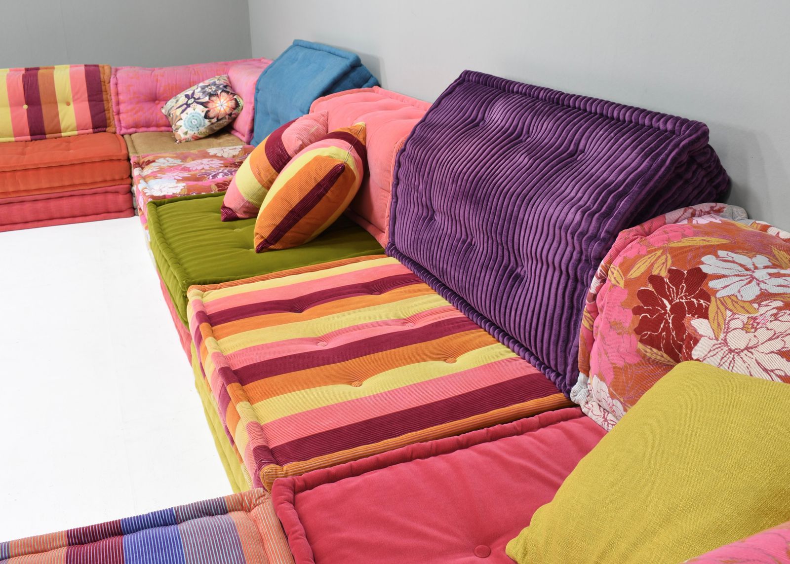 photo furniture Mah Jong 33 Piece Sofa By Hans Hopfer In Missoni / Kenzo Fabric For Roche Bobois
