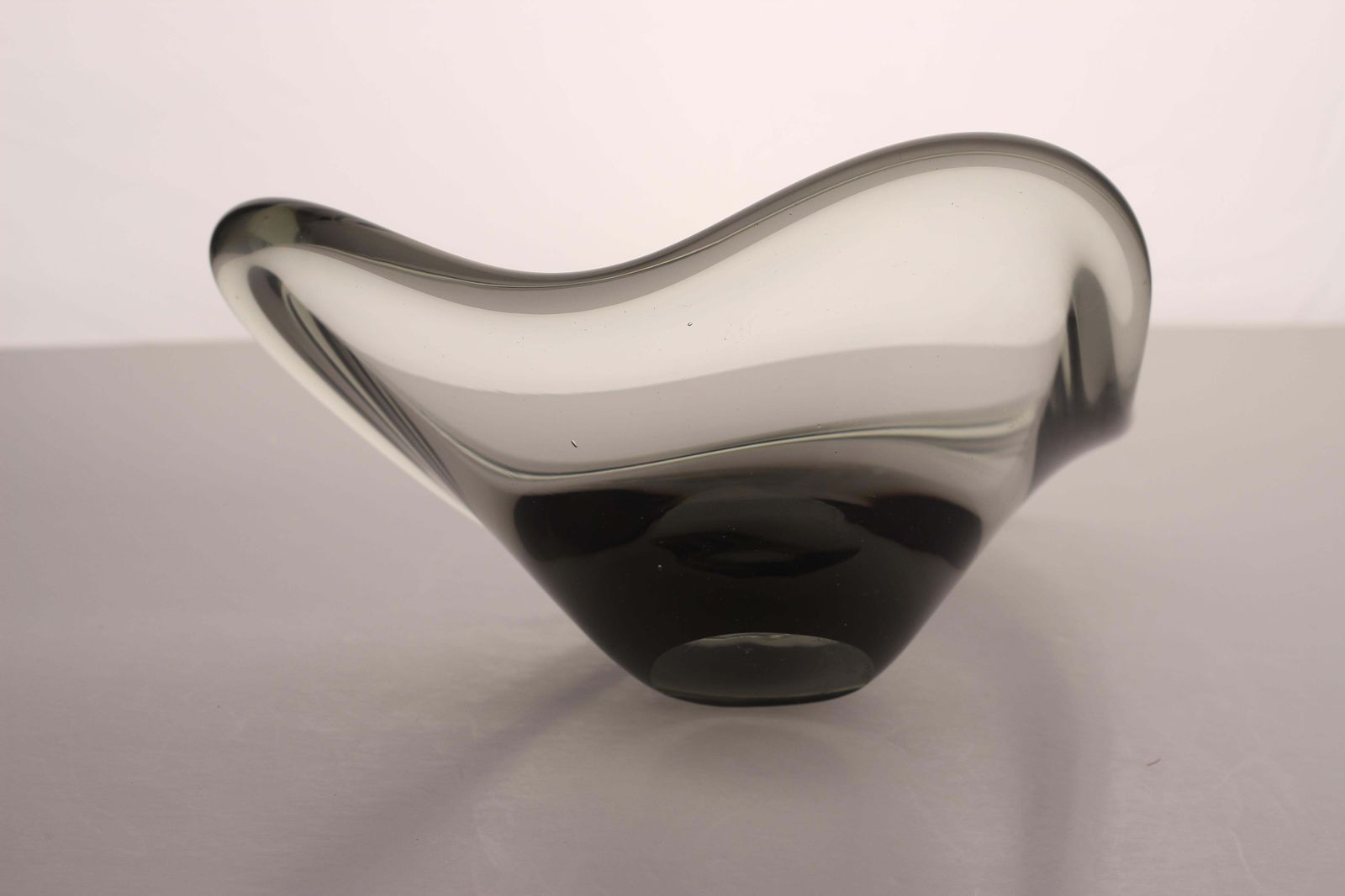photo vintage Scandinavian Modern Smoke Grey Glass Bowl, Per Lütken “Fionia” For Holmegaard