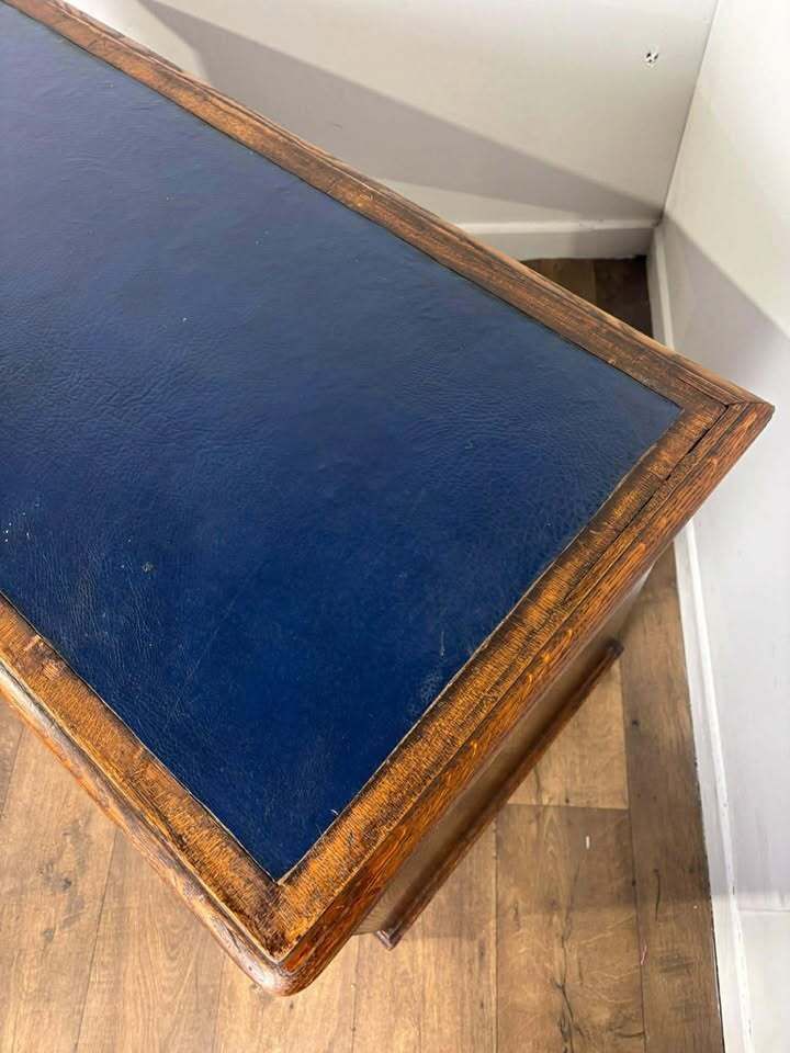 photo vintage Victorian Oak Twin Pedestal Kneehole Desk