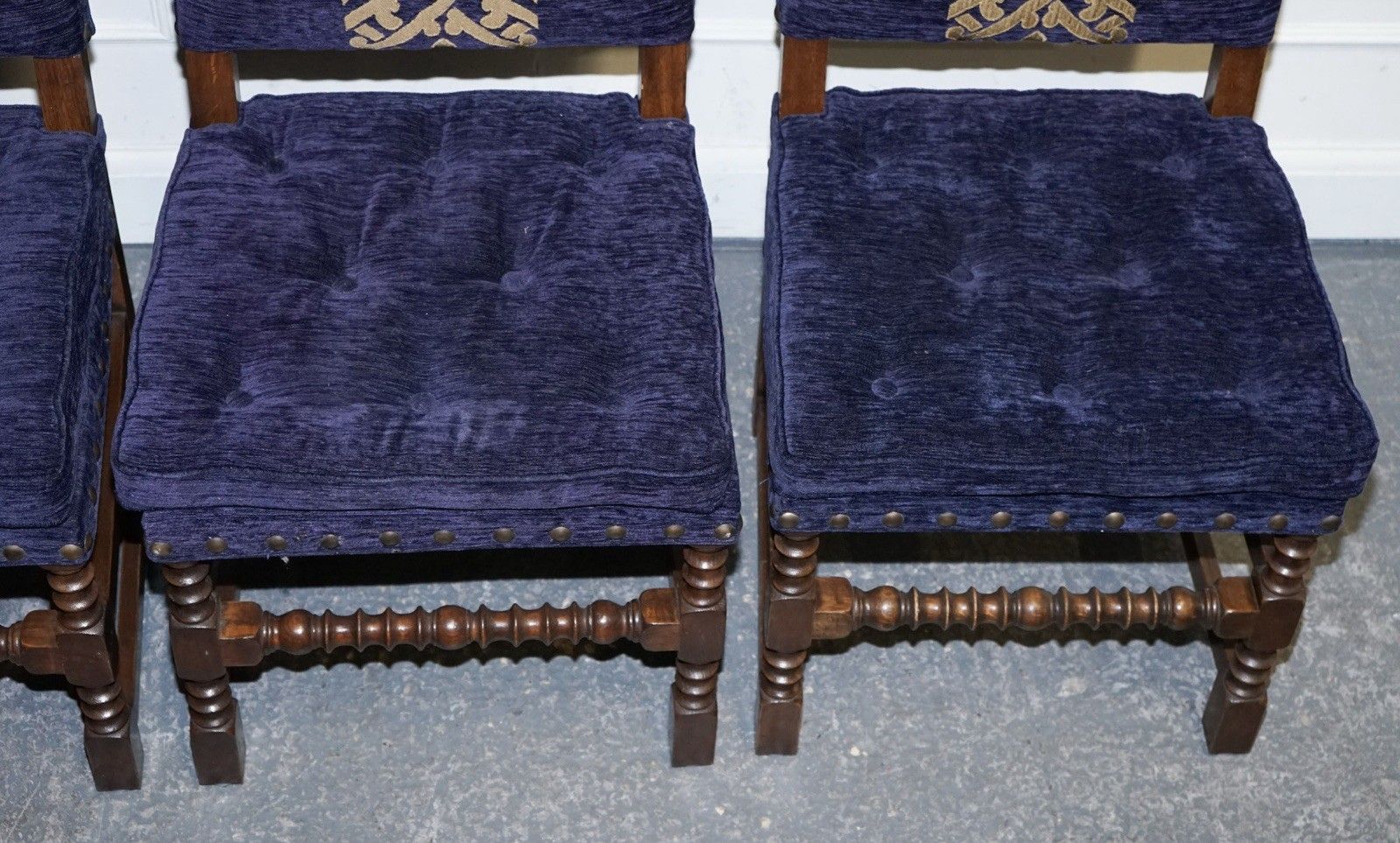 photo vintage Stunning Set Of Fourteen Oak And Upholstered Dining Chairs