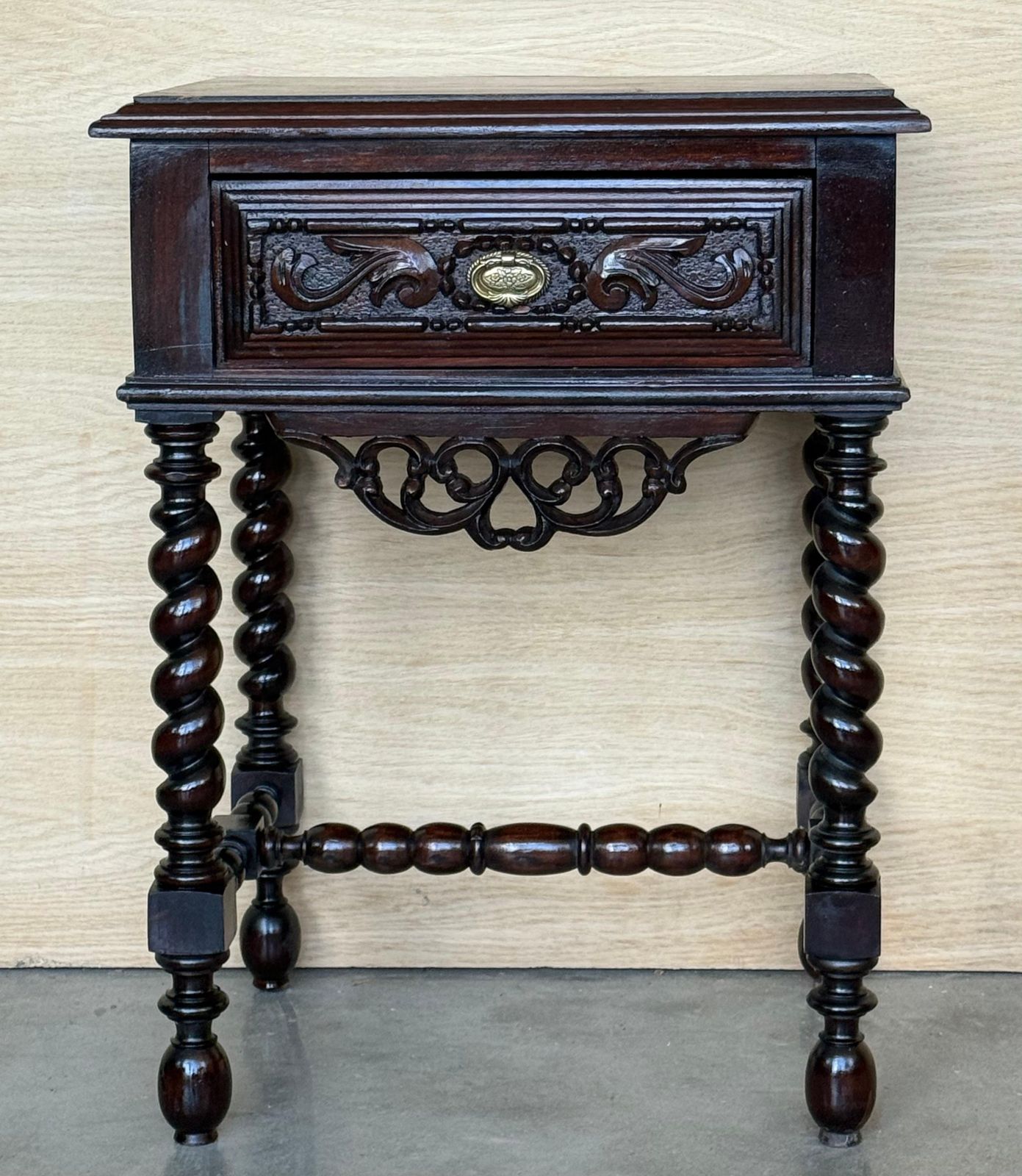 Paire de tables de chevet françaises en bois massif sculpté, colonnes salomoniques, XXe siècle photo Mobilier