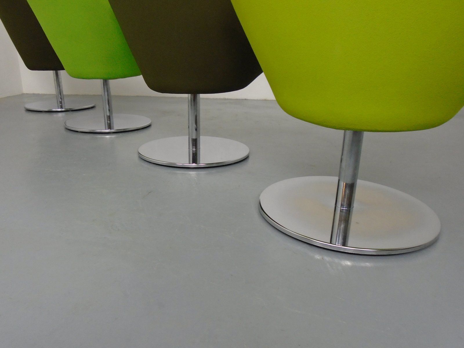 photo vintage Allermuir Conic Swivel Club Chairs & Table, Uk, 2015, Set Of 5