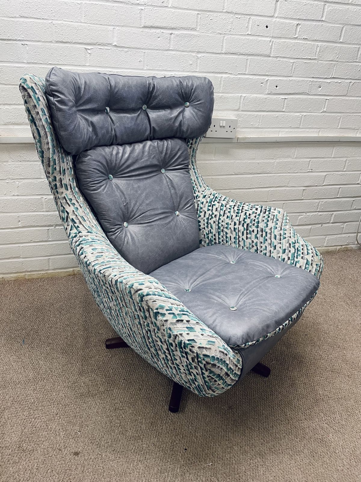 Original Parker Knoll Statesman Suite ( 3 Seater Sofa And 2 Single Swivel Chairs) Newly Refurbished photo vinterior