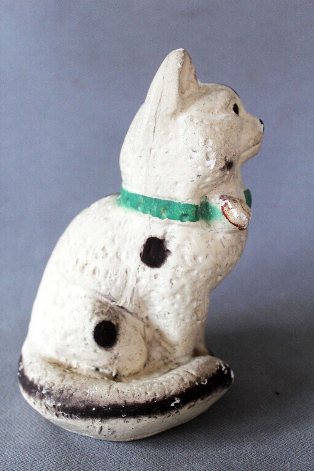photo vintage Antique Circa 1900s French Chalkware Plaster Piggy Bank To Break, Money Box, Sitting Cat With Bow, Collectable, Off White