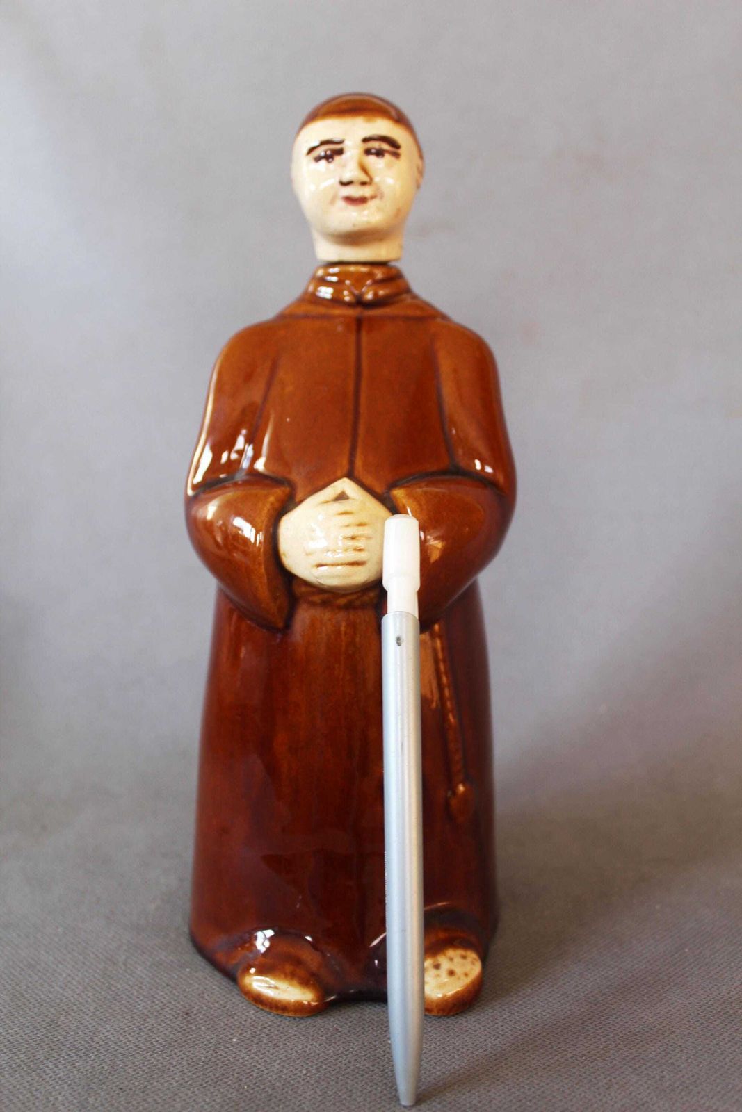 Grote Vintage Keramische Monnik Fles – Decanteerkaraf Met Muziekdoos, Quimper Keraluc Frankrijk, Kurksluiting, Figuratieve Sculptuur, Leeg photo buy