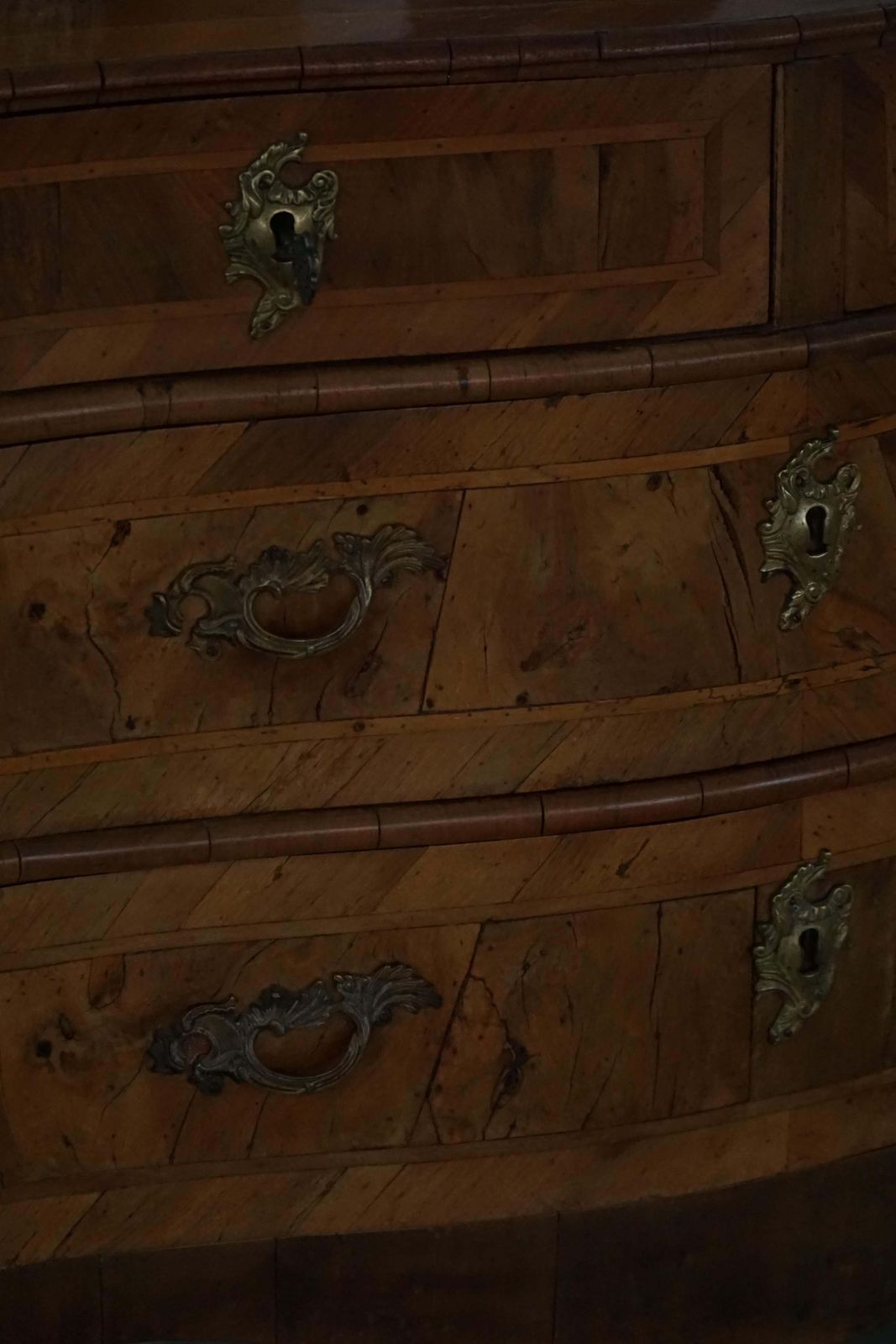photo vinterior 18th Century, Antique Serpentine Front Danish Baroque Walnut Chest Of Drawers