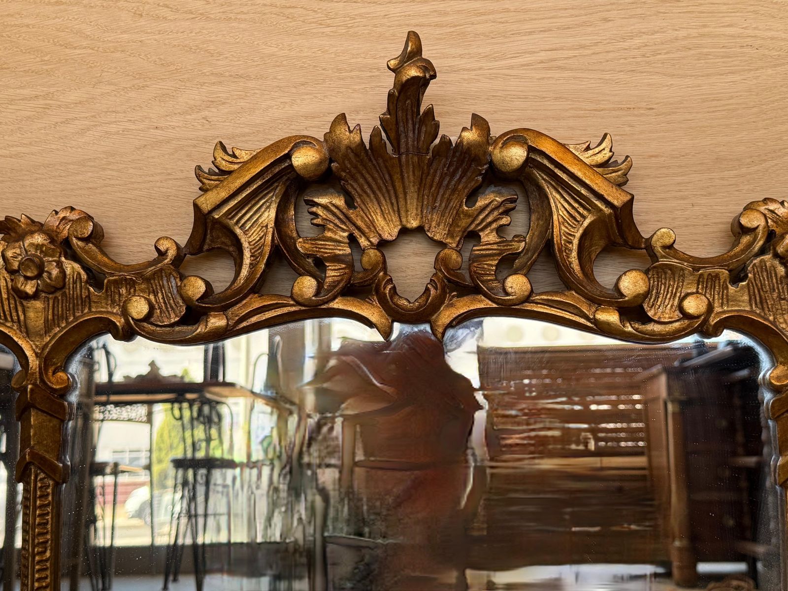Miroir horizontal baroque espagnol en noyer sculpté et ormolu doré, XXe siècle photo vintage