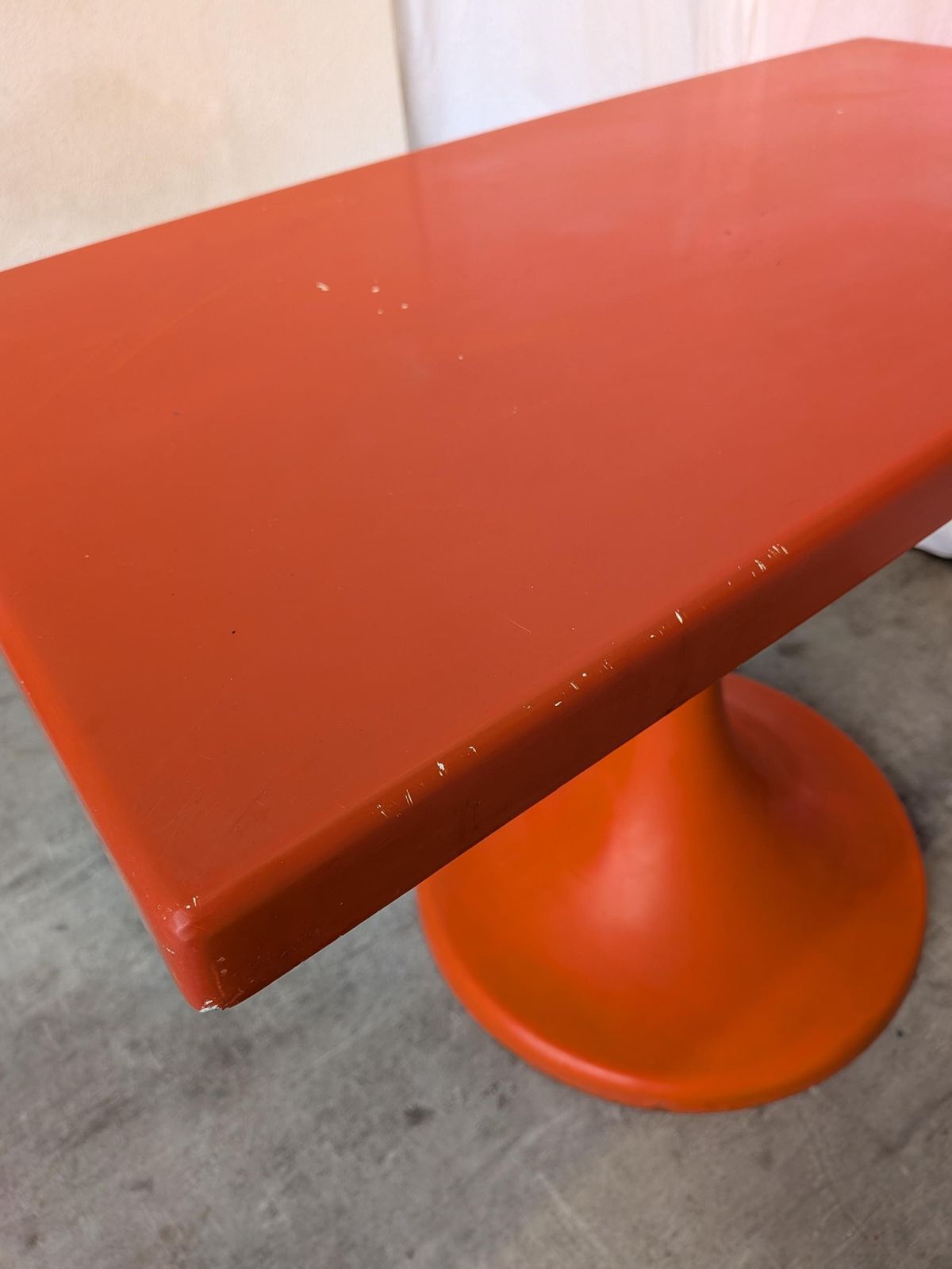 photo vintage Vintage Orange Pedestal Table By Finžgar & Zorman For Meblo Yugoslavia / Space Age / 1970s