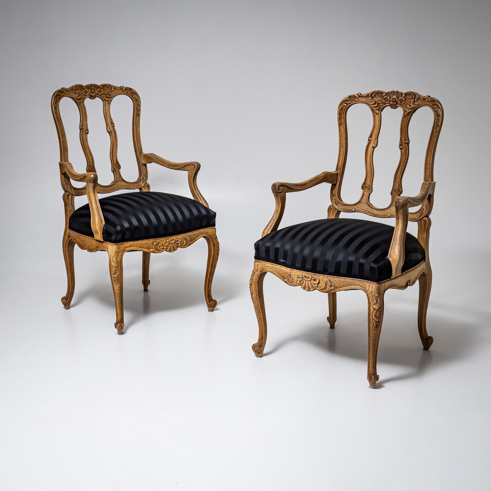 Set Van Zes Stoelen En Twee Fauteuils In Louis XV Stijl, 20e Eeuw photo furniture