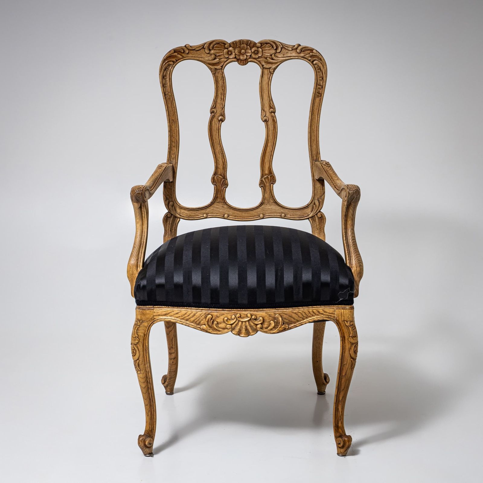 Meubels Set Van Zes Stoelen En Twee Fauteuils In Louis XV Stijl, 20e Eeuw photo