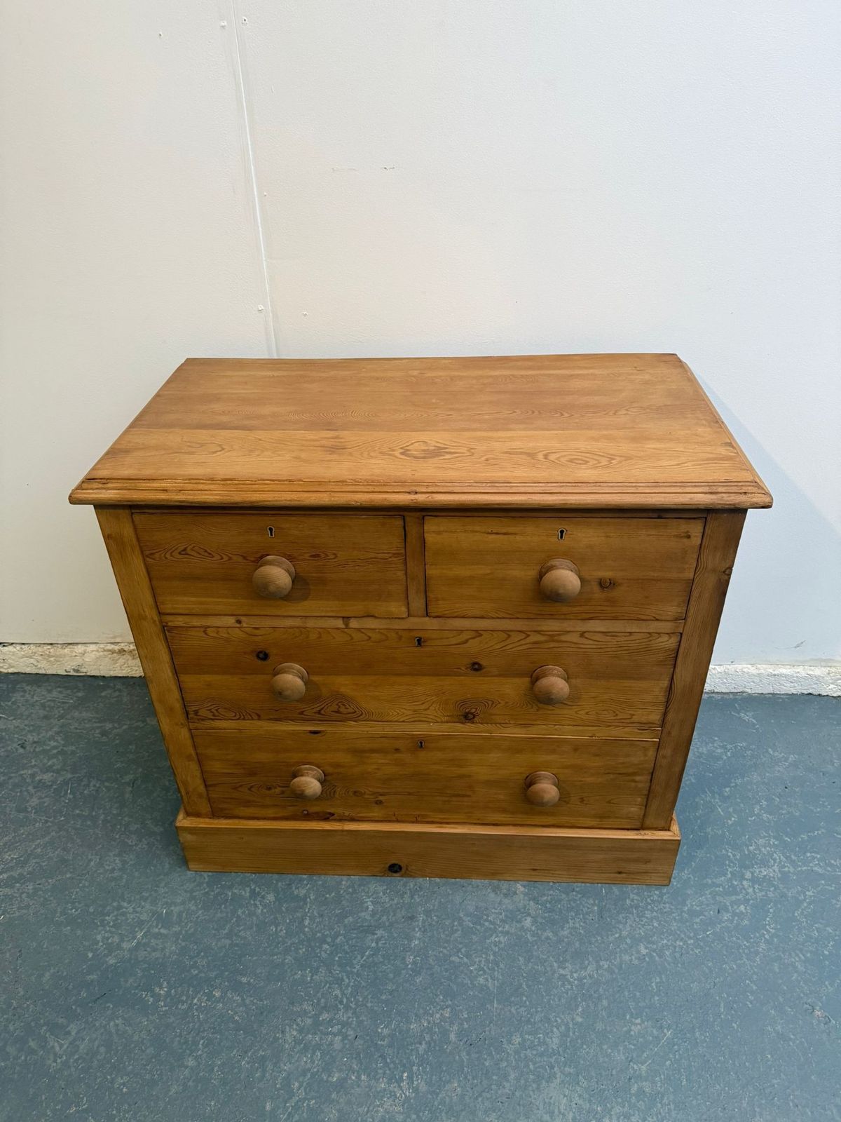 photo furniture A Cracking Pine Victorian Waxed 4 Drawer Chest Of Drawers