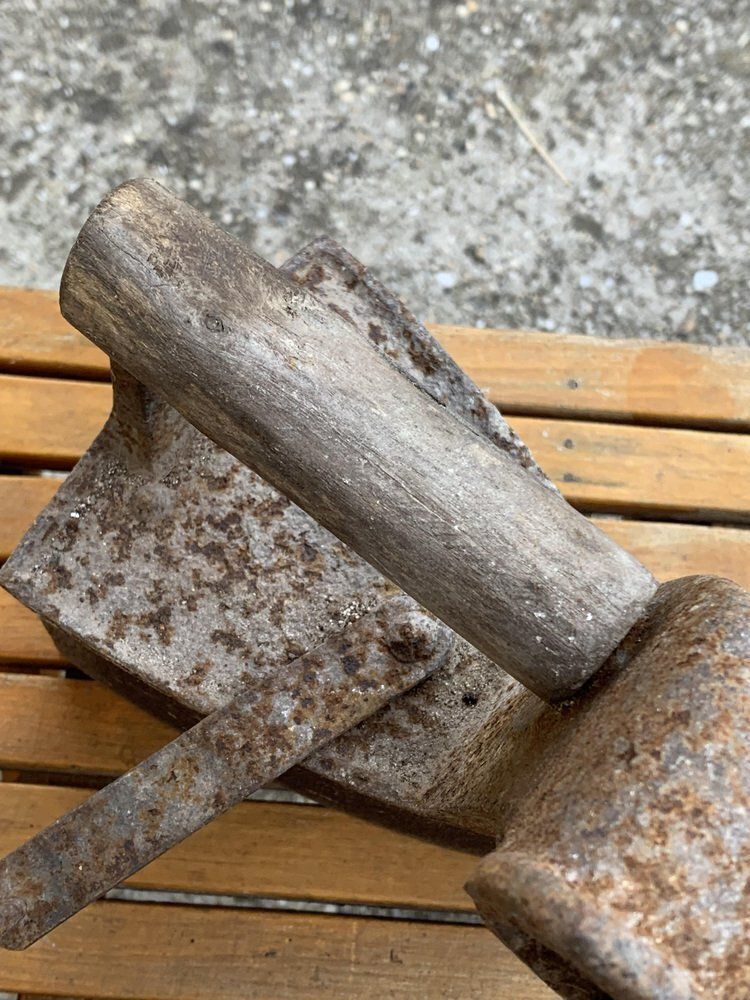 Antique Iron, 1800s photo vinterior