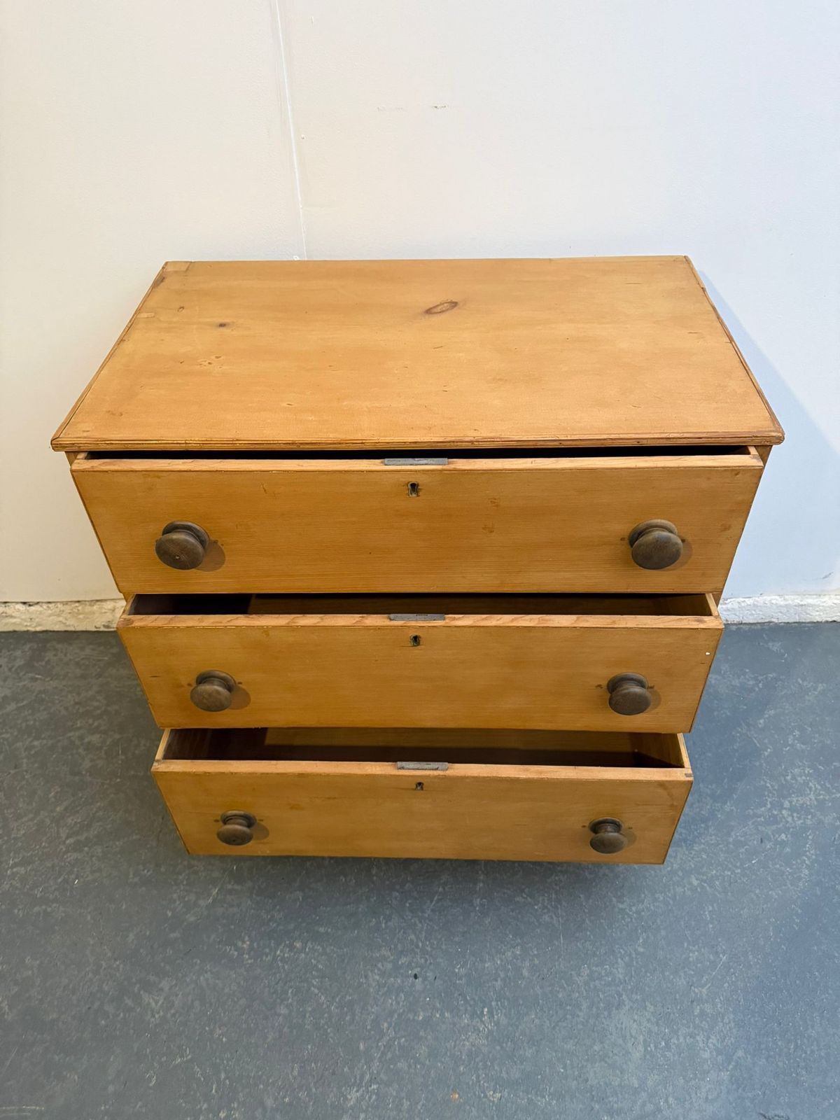 A Regency / Georgian Pine Small Waxed 3 Drawer Chest Of Drawers photo vinterior