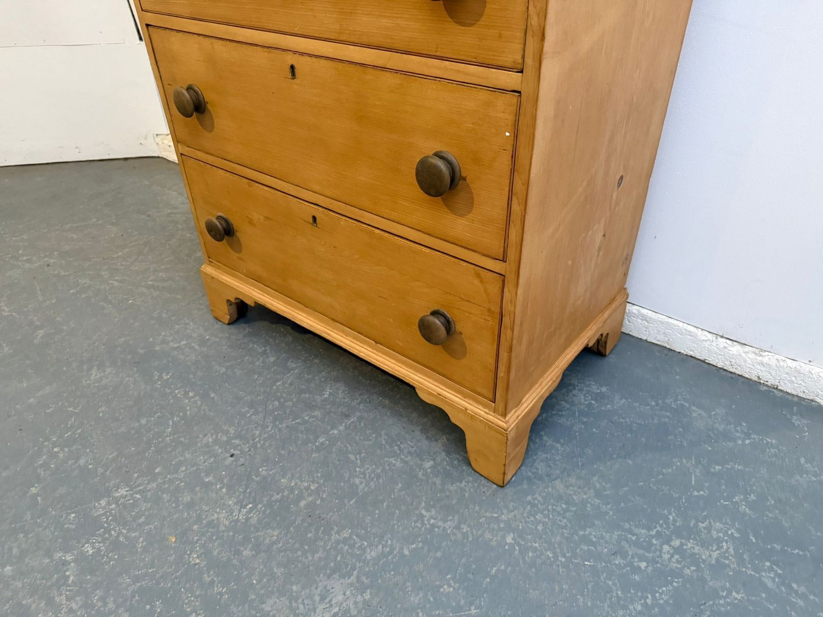 photo furniture A Regency / Georgian Pine Small Waxed 3 Drawer Chest Of Drawers