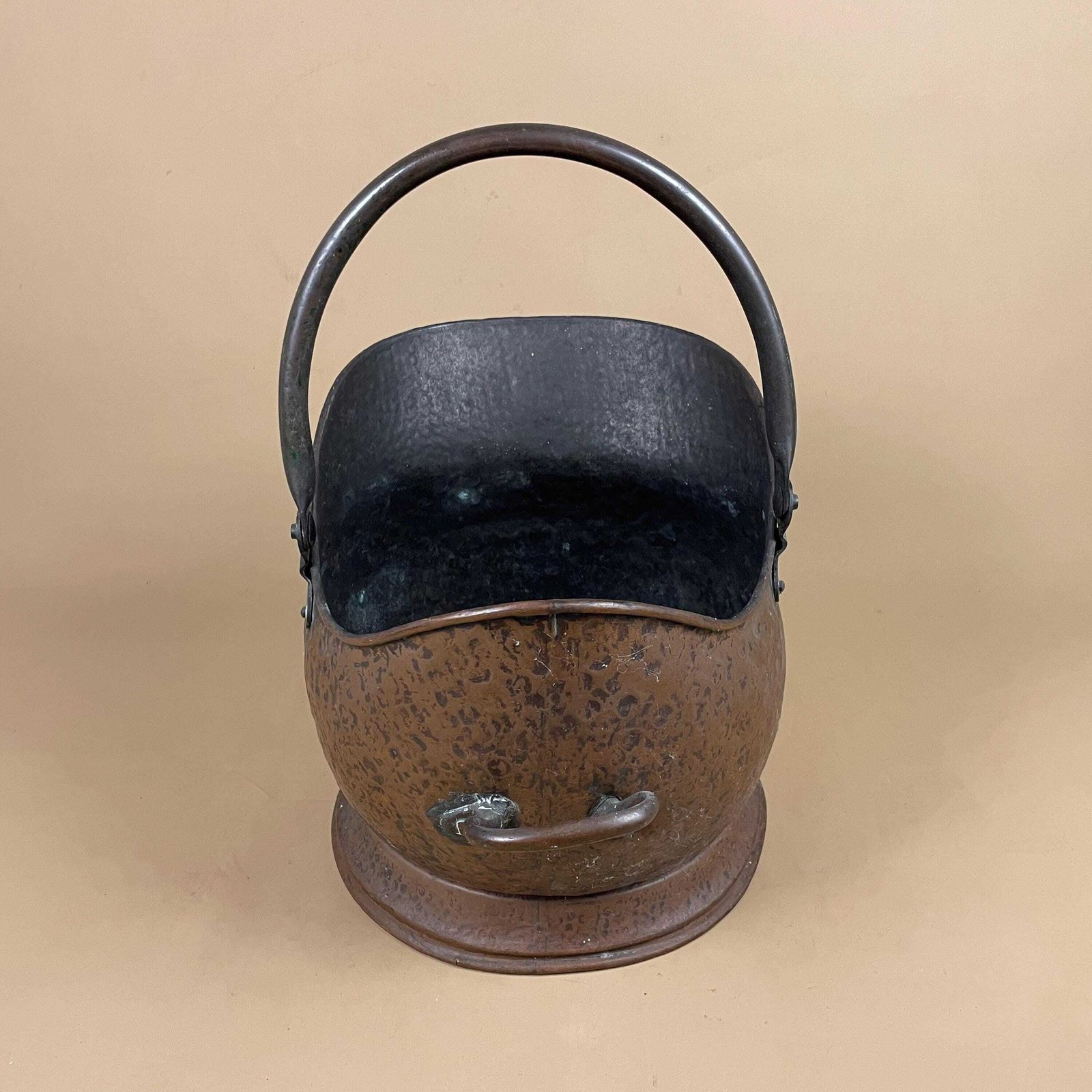 Antique Metal Copper Coal Bucket Handle Fireside Fire Side Scuttle Copper Helmet Farmhouse Cottage Aged Patina Vintage Fireplace Hammered photo vintage