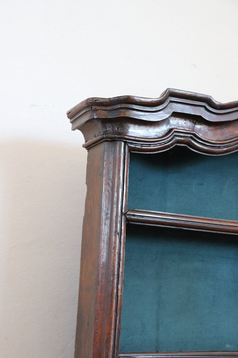 photo furniture Antique Sideboard In Solid Walnut With Plate Rack, 1680s