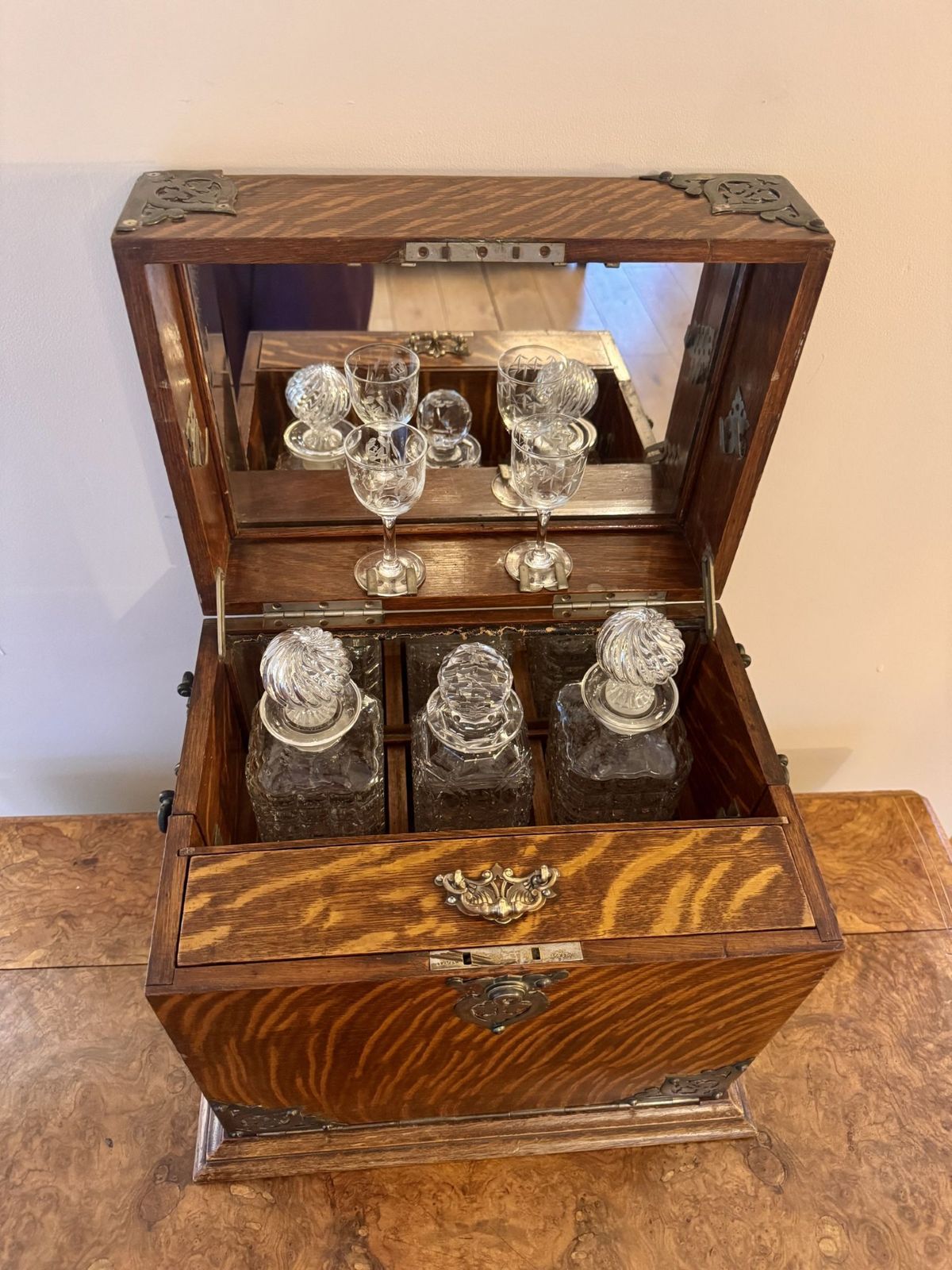 Outstanding Quality Antique Oak Decanter And Games Box photo 1695.0