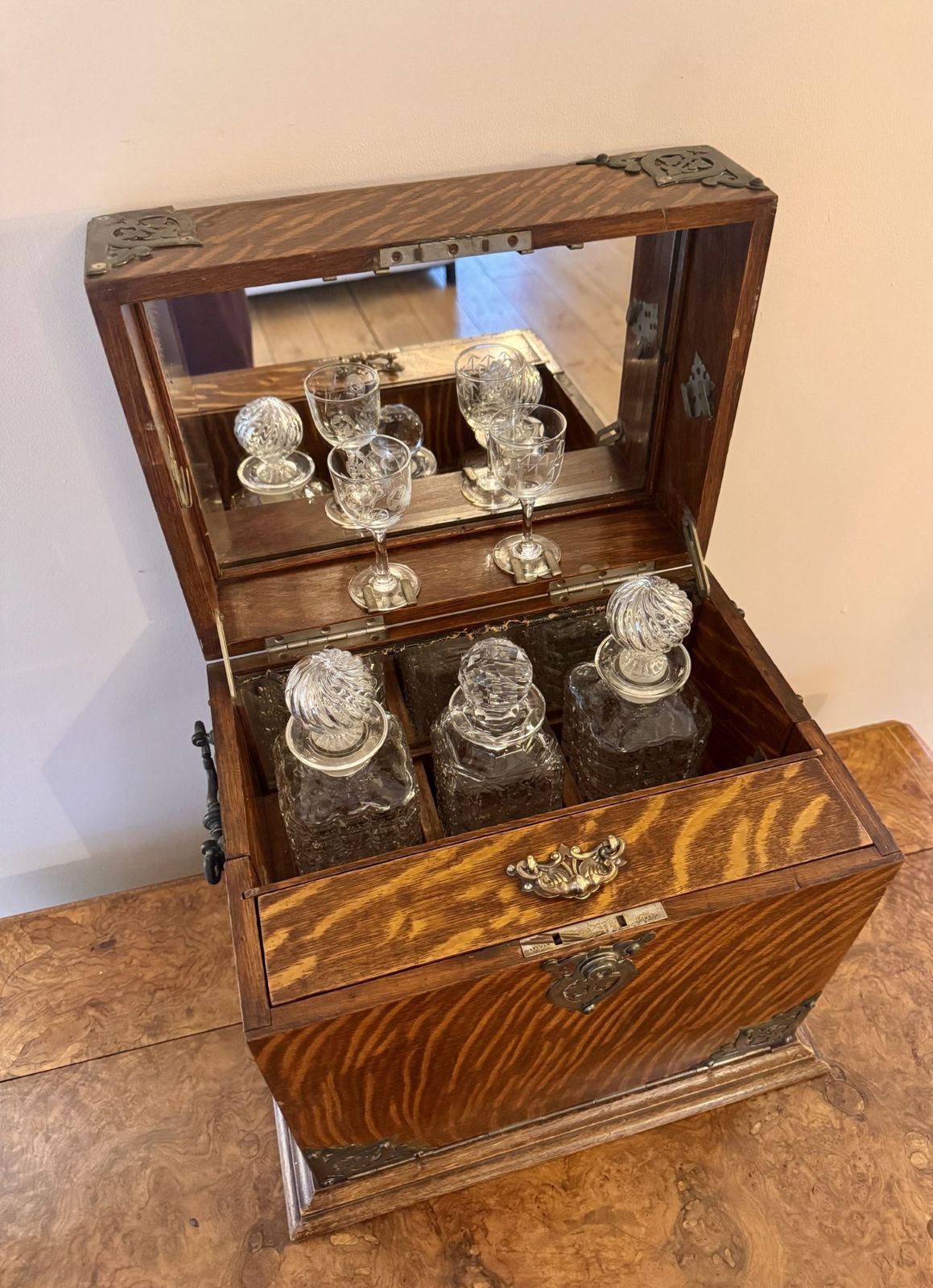 photo vintage Outstanding Quality Antique Oak Decanter And Games Box