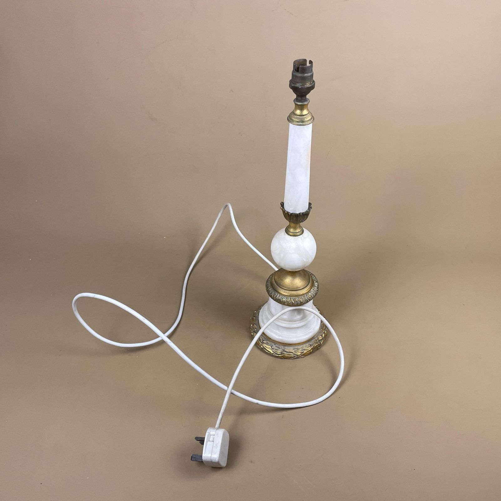 photo vinterior Antique White Marble Lamp Light Bedside Brass Metal Gold Accents Ornate Vintage Round Base Pillar Column Heavy Hollywood Regency Large