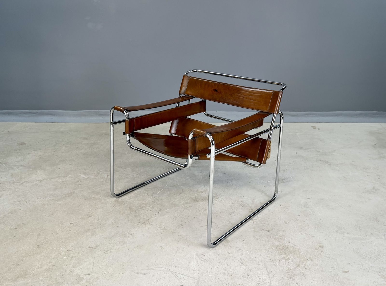 photo vintage Wassily B3 Chair. Pair. By Gavina For Marcel Breuer. Brown Tan Leather And Chrome Bauhaus Lounge Club Accent Chairs