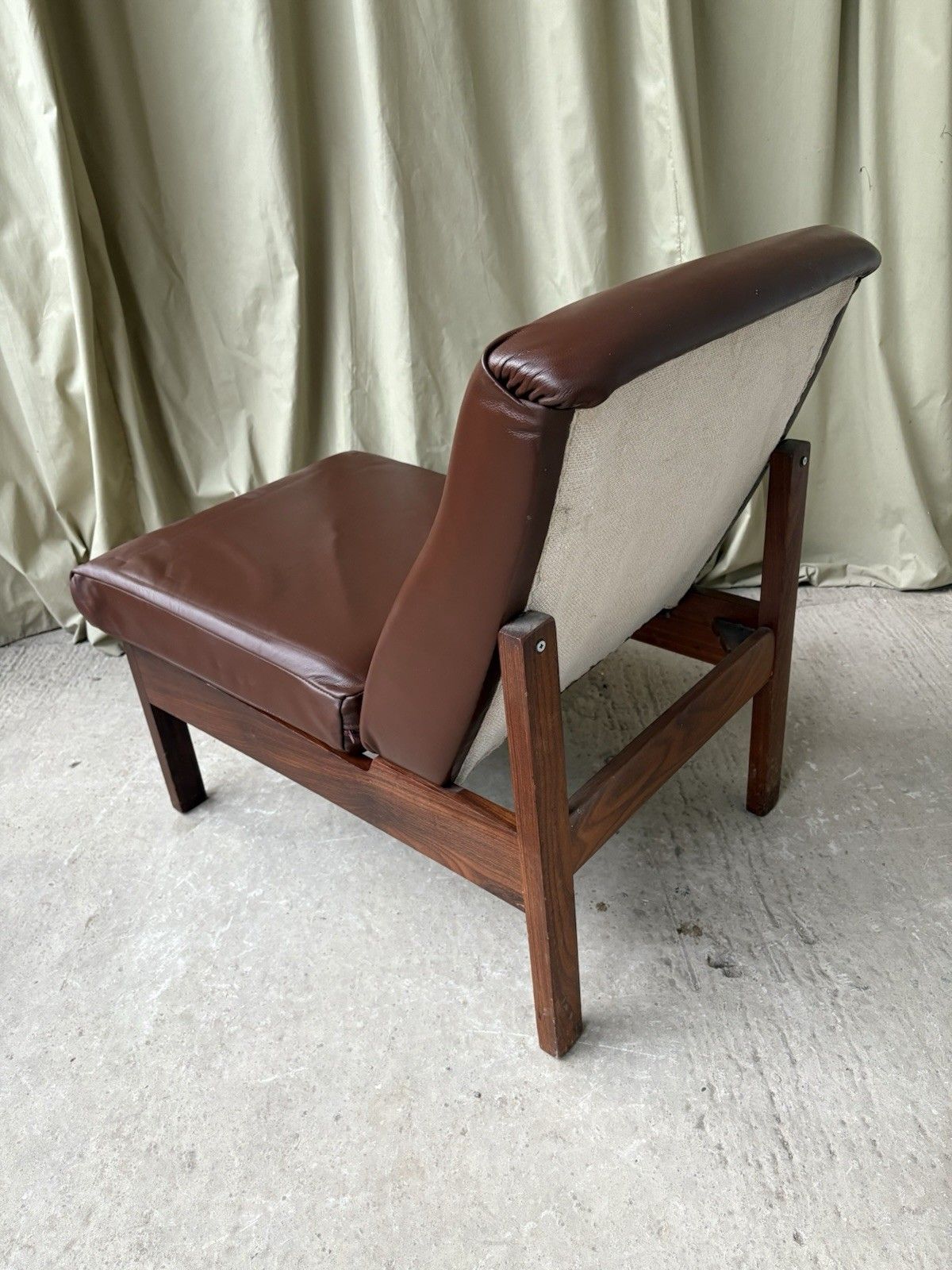 photo furniture Vtg Mid Century Leather Lounge Chair Danish Scandi Retro R1029