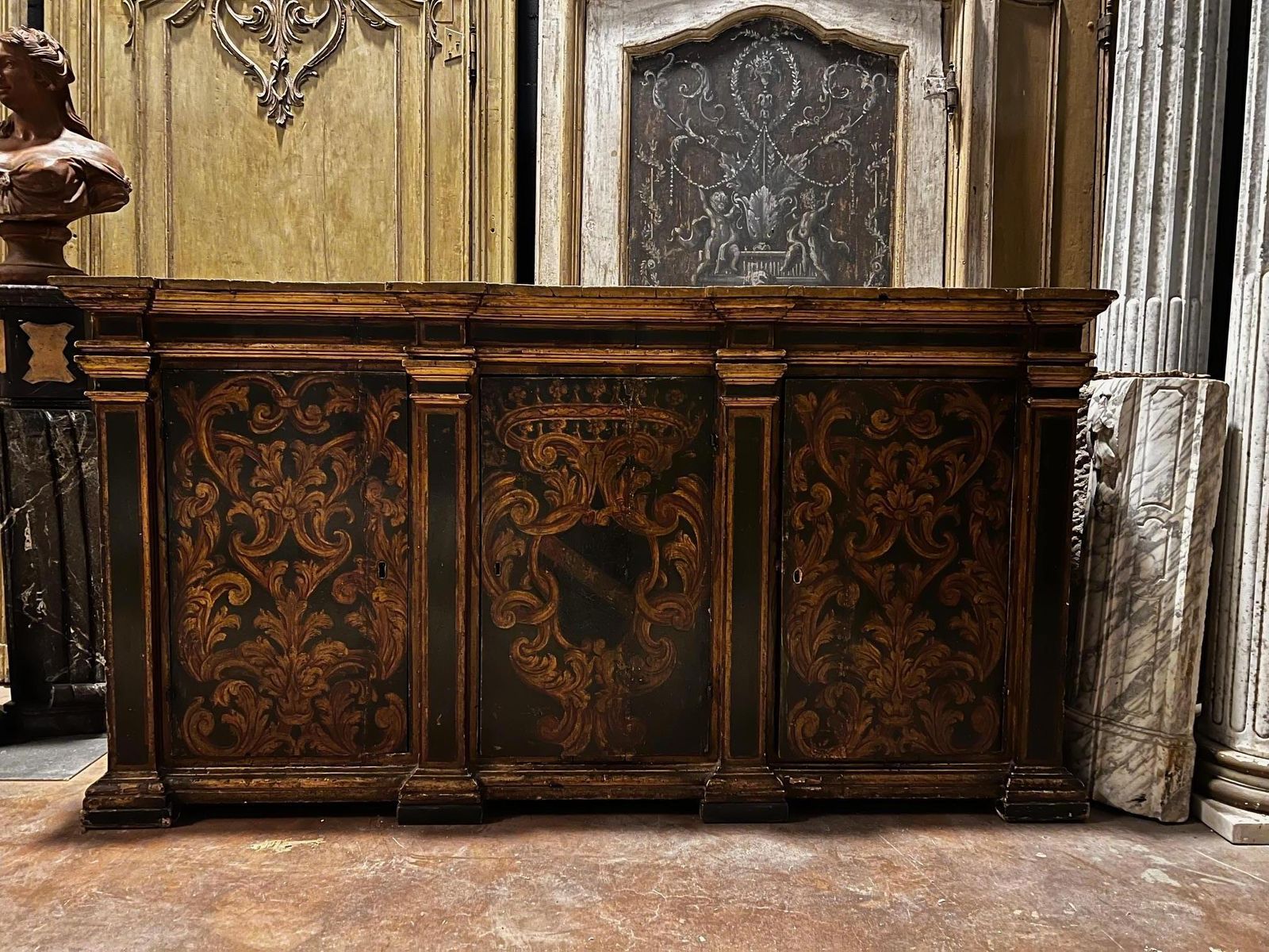 Credenza Laccata E Dipinta Con Decori Fogliacei E A Volute, Italia photo for sale