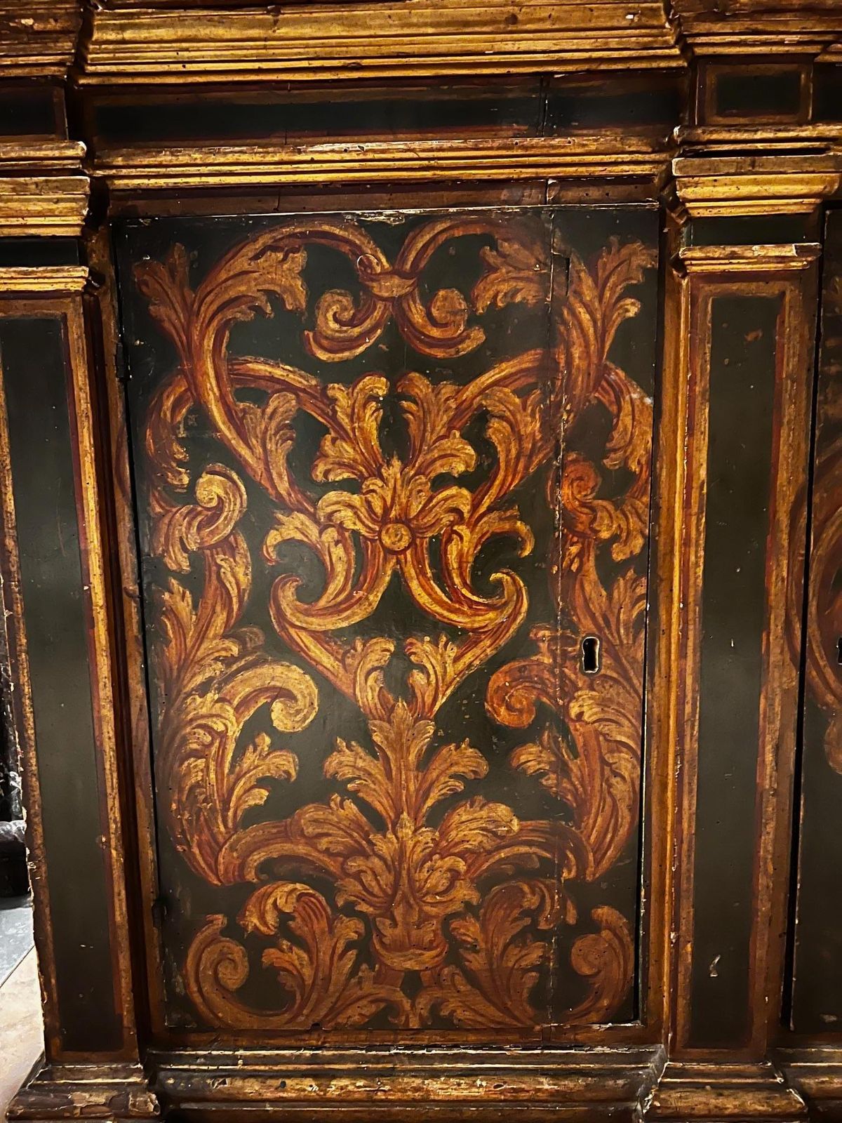 Credenza Laccata E Dipinta Con Decori Fogliacei E A Volute, Italia photo vinterior